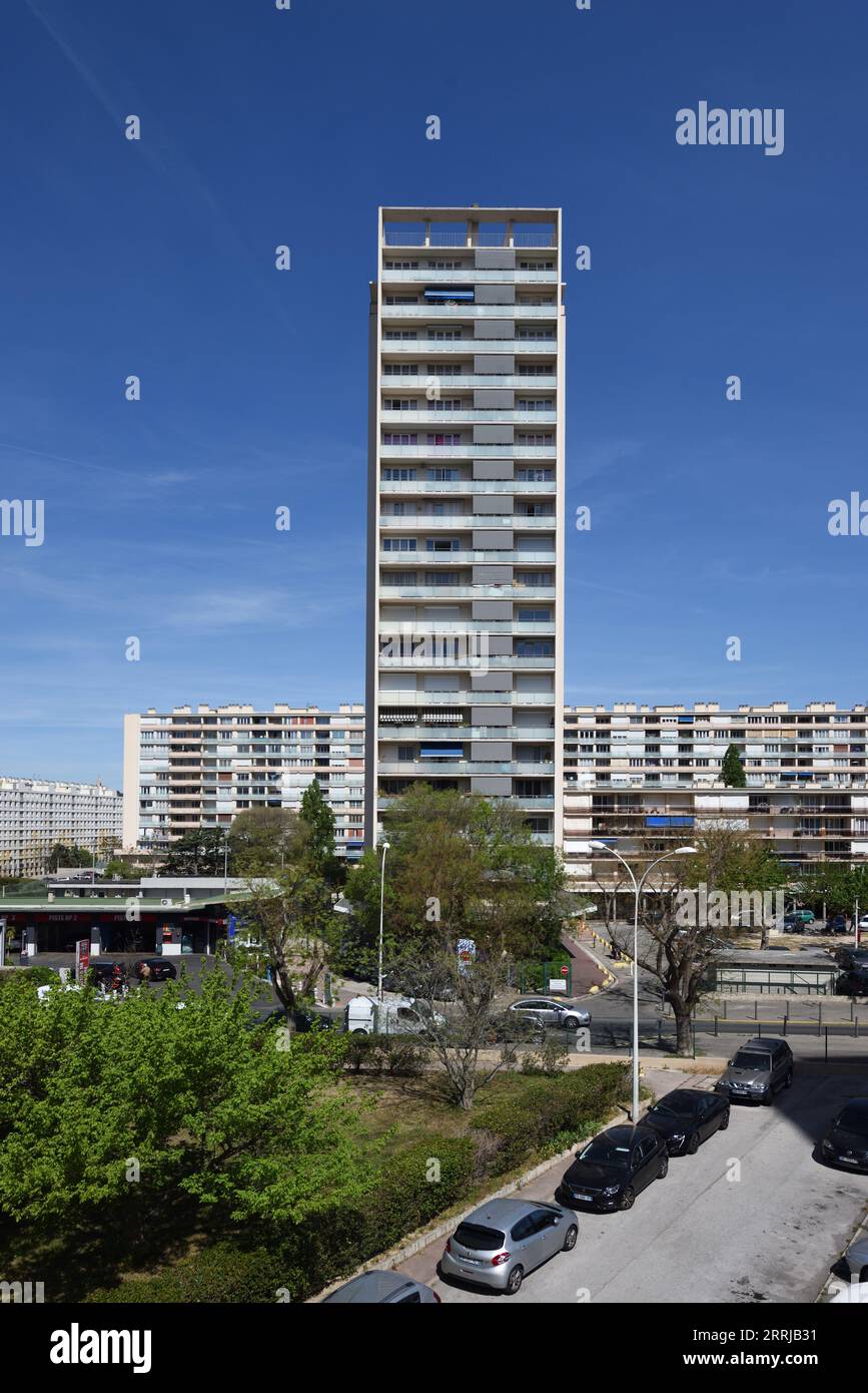1960s High-rise Estate o Tower Block, Parc Sévigné, di André Chrysocheris e Jacques Berthelot Sainte-Marguerite Marsiglia Francia Foto Stock