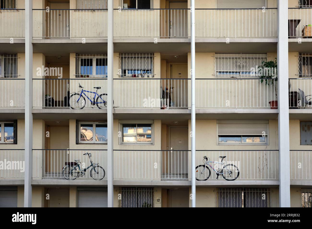 Biciclette immagazzinate o parcheggiate sui balconi di un complesso residenziale, di un Tower Block, di una torre residenziale o di un Block of Flats Marsiglia Francia Foto Stock