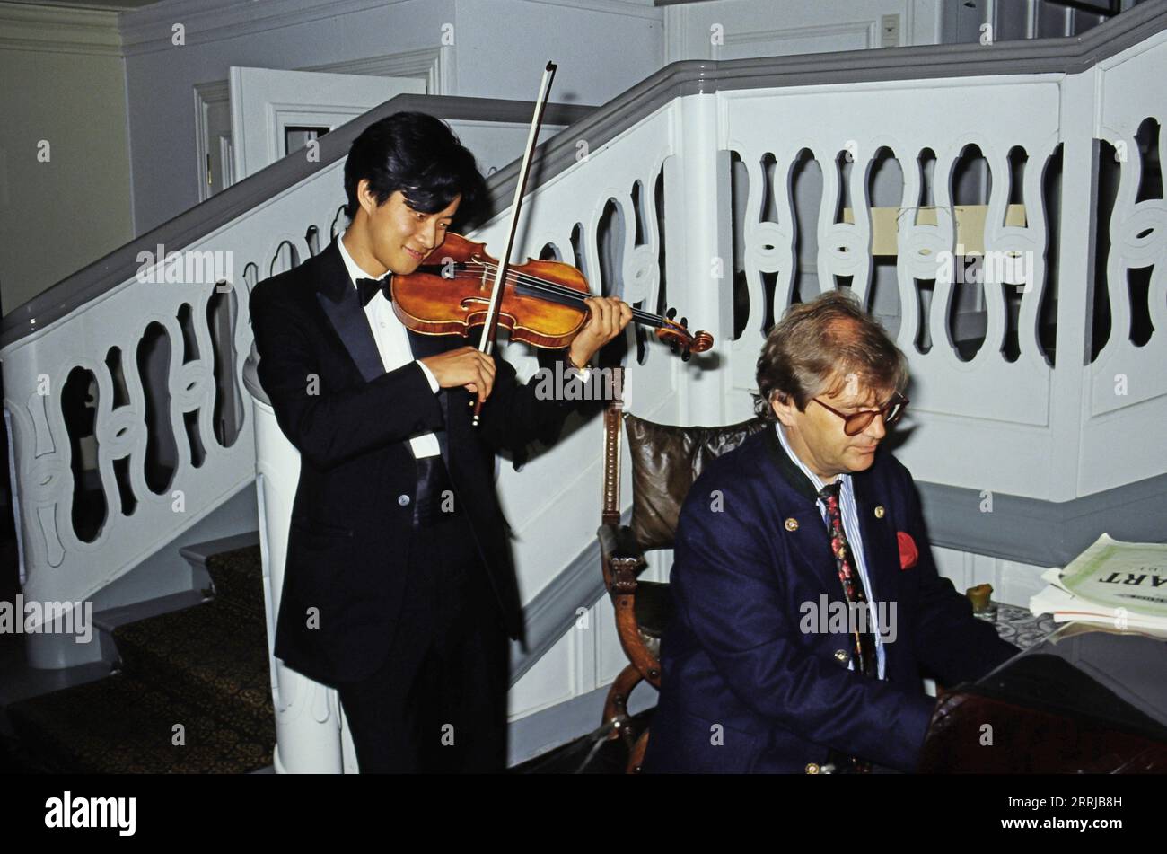 Violinista Wang Bing spielt mit pianista Justus Frantz beim Schleswig-Holstein Musik Festival, Deutschland, circa 1995. Foto Stock