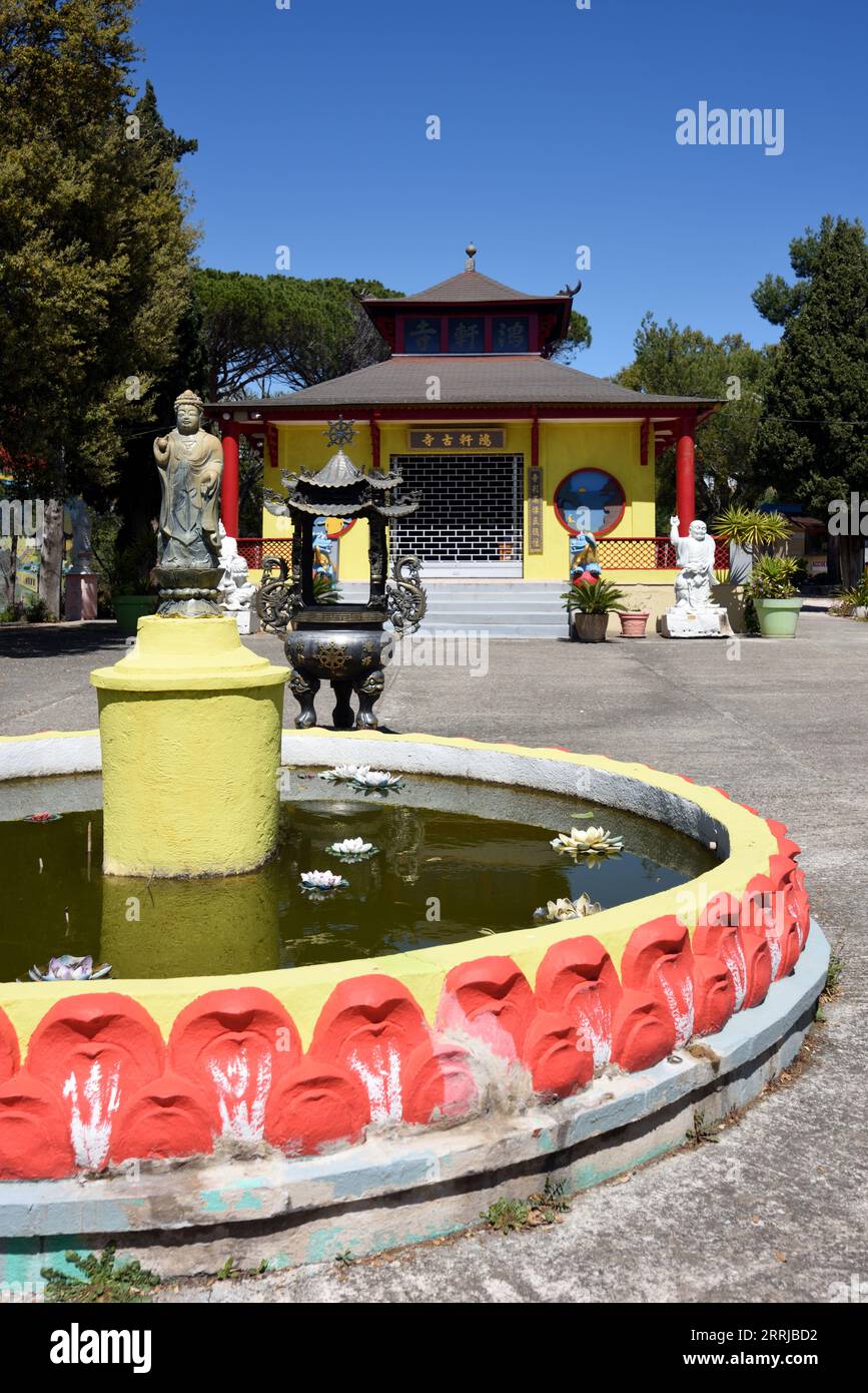 Fontana di loto rotondo e laghetto nel cortile della Pagoda Hong Hien tu o della Pagoda Frejus Fréjus Var France in stile vietnamita Foto Stock
