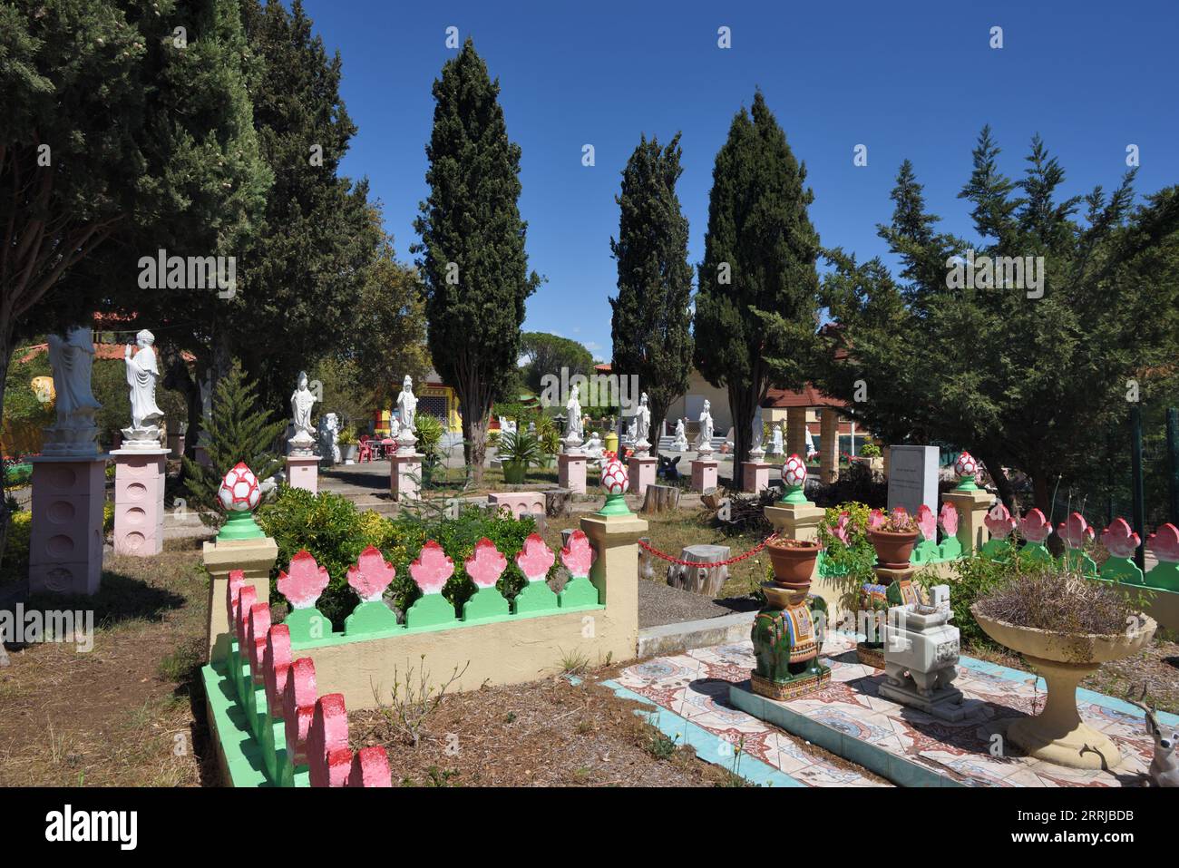 Scultura buddista, sculture o Giardino di sculture in stile vietnamita Hong Hien tu Pagoda o Frejus Pagoda Fréjus Var France Foto Stock