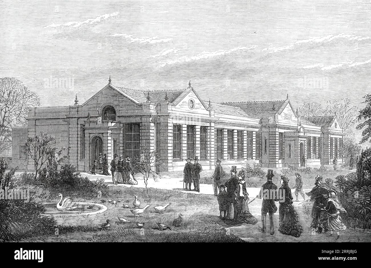 The New Lion-House, Zoological Society's Gardens, [Londra], 1876. "...grande edificio nuovo... per l'alloggio più comodo delle grandi specie di animali carnivori felini... l'interno è molto arioso e spazioso, promettendo di permettere ai visitatori di questi giardini, in caso di pioggia, una passeggiata così piacevole e riparata...[c'è] ampio spazio per il doppio del numero di spettatori che si radunavano all'ora di alimentazione sotto la terrazza. Ci sono quattordici scomparti per le bestie, molto più grandi di quanto occupassero prima, generalmente circa il doppio, oltre a un salotto posteriore, o &q Foto Stock