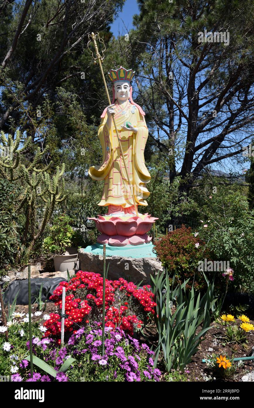 Scultura buddista nel Giardino della Pagoda di Hong Hien tu in stile vietnamita o della Pagoda di Frejus Fréjus Var France Foto Stock