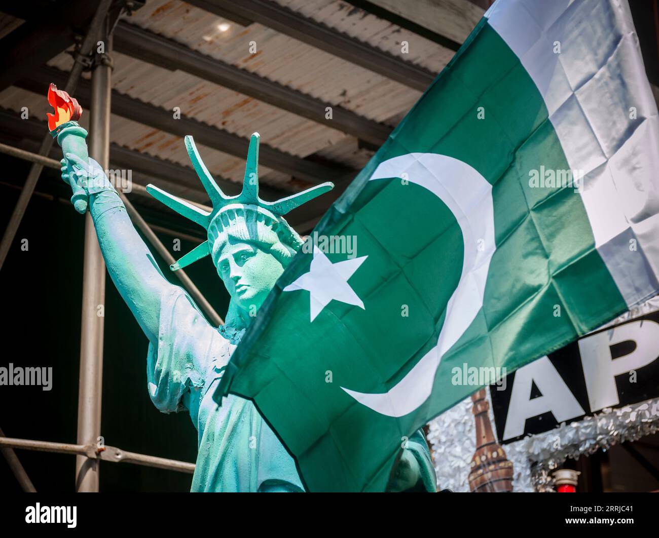 I pakistani-americani e i loro sostenitori marciano su Madison Avenue a New York domenica 27 agosto 2023 nella Parata del giorno dell'indipendenza pakistana per celebrare l'anniversario della spartizione del Pakistan e dell'India e della loro indipendenza dall'Impero britannico. I festeggiamenti, che hanno attirato folle dall'area dei tre stati, includevano una sfilata che culminò in una fiera di strada con intrattenimento e un assortimento di delizie culinarie pakistane. (© Richard B. Levine) Foto Stock