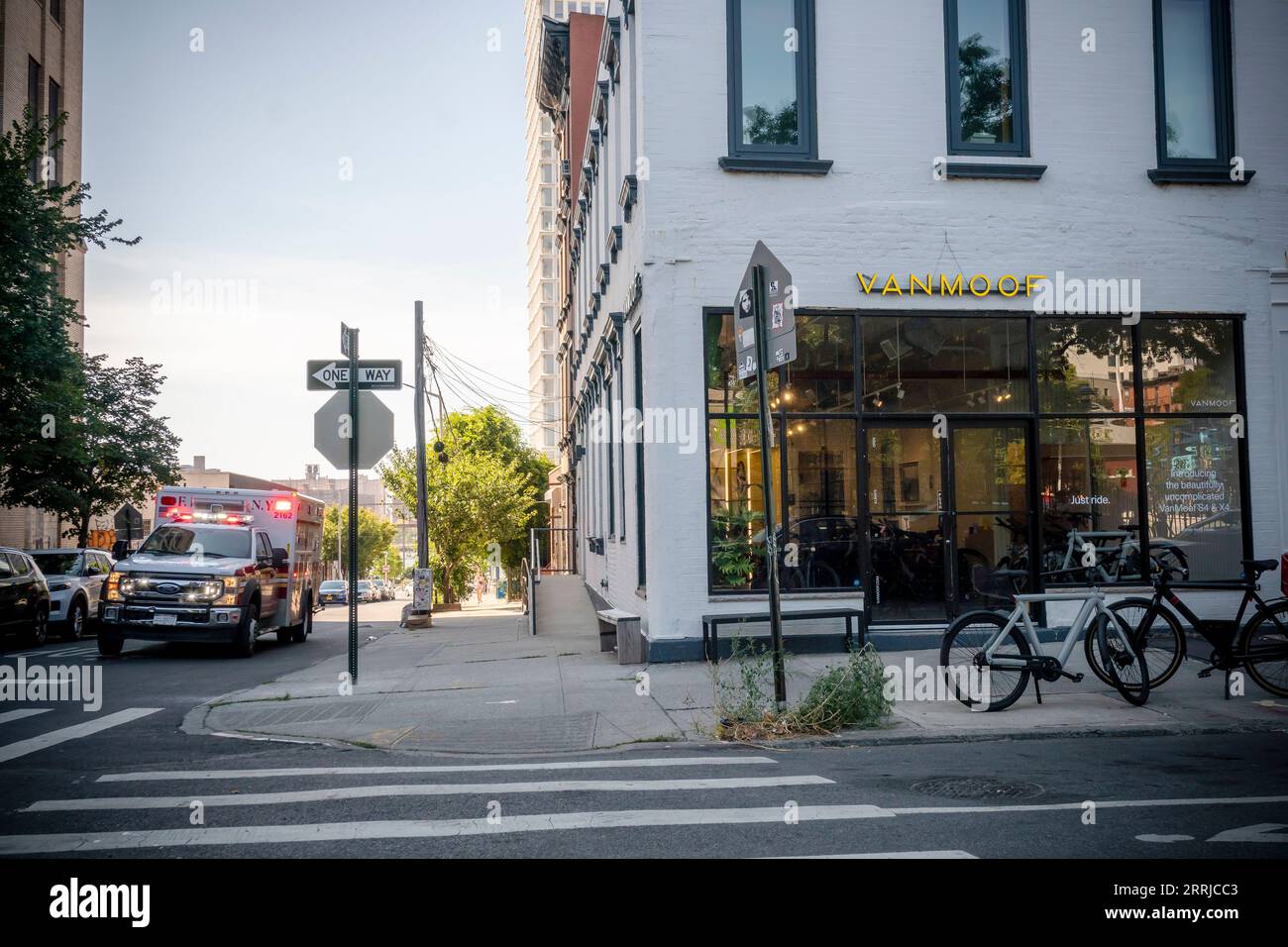 Il negozio del produttore olandese di biciclette elettriche VanMoof nel quartiere Williamsburg di New York sabato 2 settembre 2023. VanMoof ha recentemente presentato istanza di protezione contro il fallimento lasciando i proprietari delle loro biciclette elettriche bloccati per le riparazioni. Lavoie, il marchio di e-Mobility della McLaren, ha acquistato l'azienda per bancarotta. (© Richard B. Levine) Foto Stock