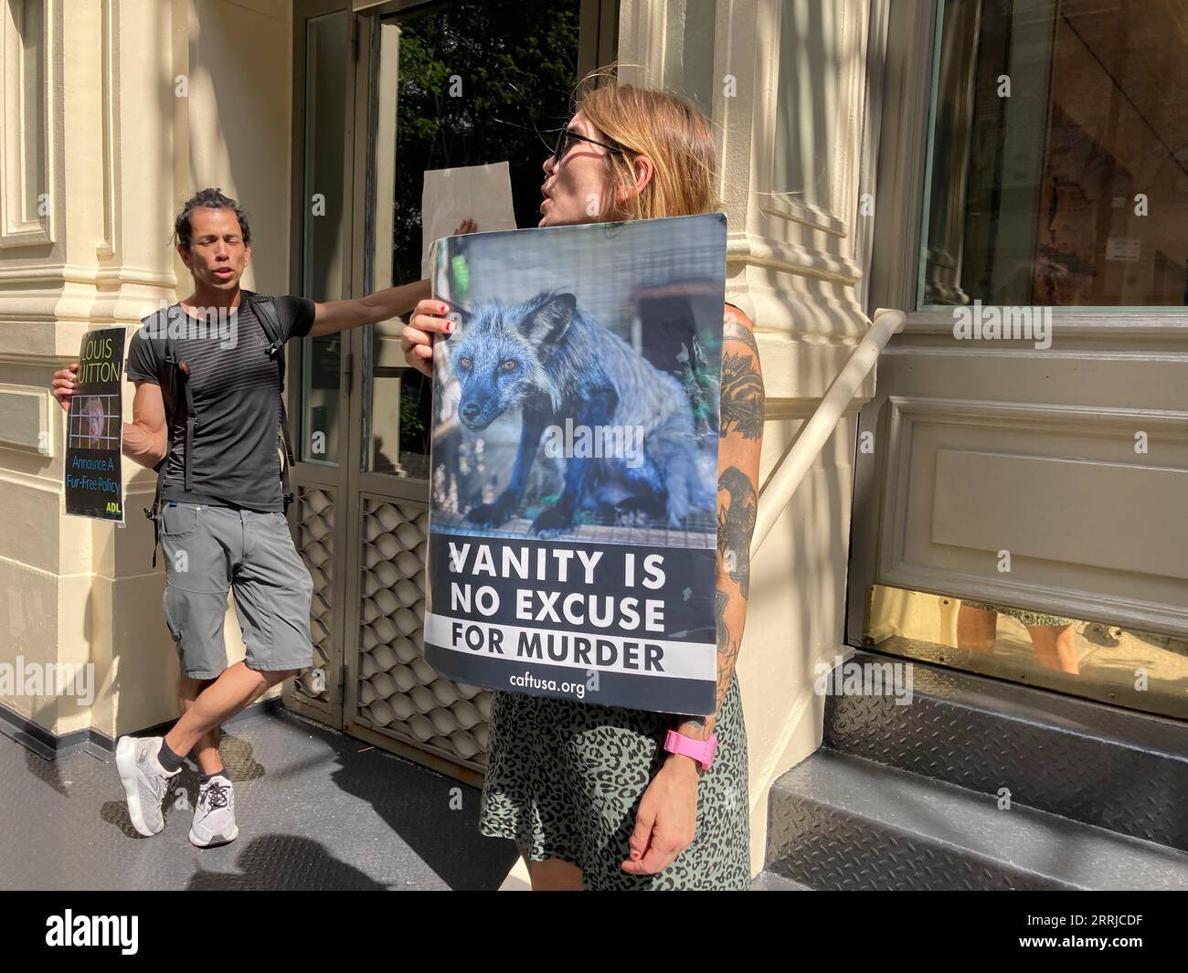 Gli attivisti per i diritti degli animali protestano contro l'uso di pellicce davanti al negozio Louis Vuitton a Soho a New York domenica 27 agosto 2023. (© Frances M. Roberts) Foto Stock
