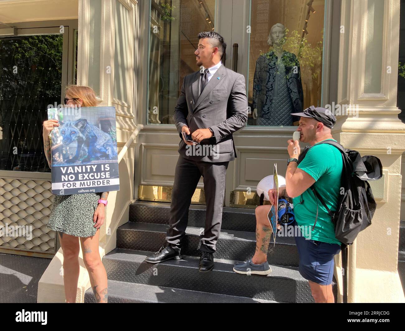 Gli attivisti per i diritti degli animali protestano contro l'uso di pellicce davanti al negozio Louis Vuitton a Soho a New York domenica 27 agosto 2023. (© Frances M. Roberts) Foto Stock