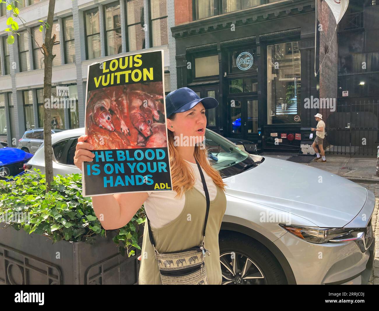 Gli attivisti per i diritti degli animali protestano contro l'uso di pellicce davanti al negozio Louis Vuitton a Soho a New York domenica 27 agosto 2023. (© Frances M. Roberts) Foto Stock