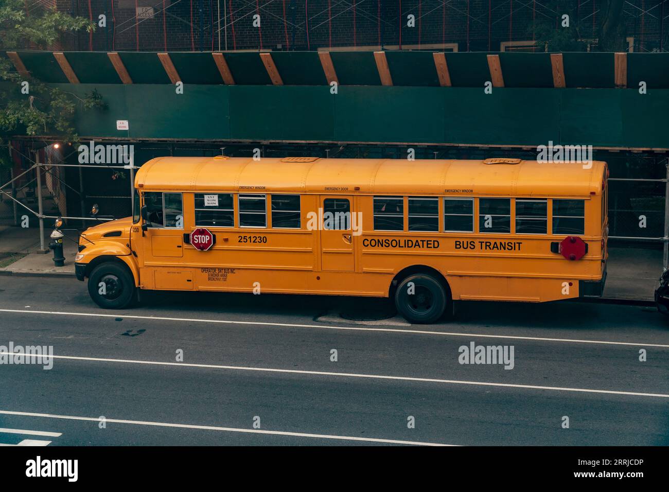 Gli scuolabus arrivano fuori dalla PS33 a Chelsea a New York il primo giorno di scuola, giovedì 7 settembre 2023. Un autista di scuolabus scivola all'orizzonte mentre i primi due giorni di guida lavoreranno, sono in corso le trattative tra la città e l'Amalgamated Transit Union Local 1181. (© Richard B. Levine) Foto Stock