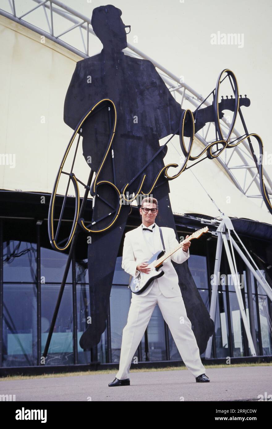 Schauspieler und Musiker Fabian Harloff im Musical Buddy, es handelt vom Rock 'n' Roll Musiker Buddy Holly, hier sieht man Fabian Harloff mit Fender Stratocaster Gitarre vor dem Musical-Theater im Hafen von Hamburg, 1994. Foto Stock