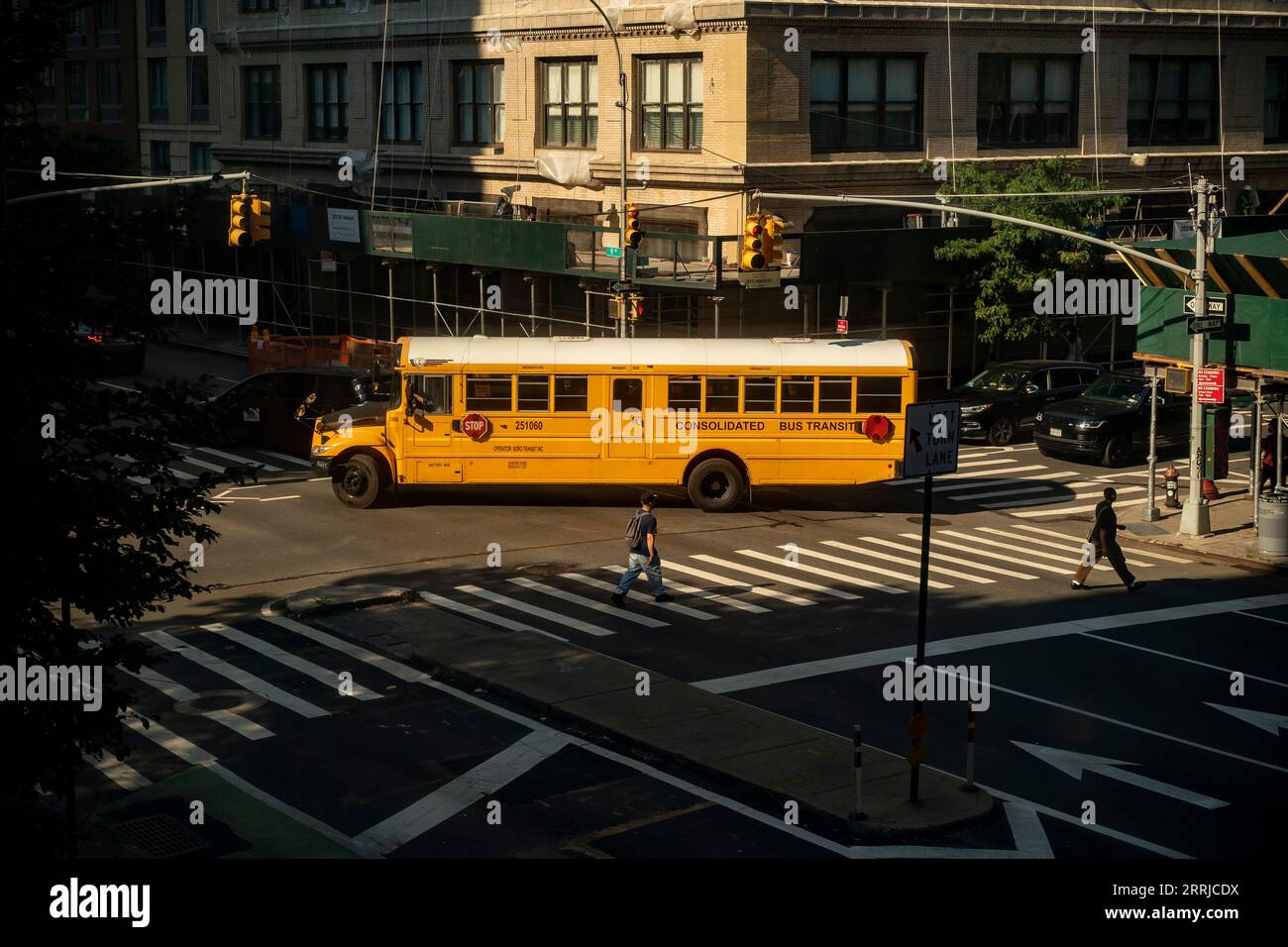 Gli scuolabus arrivano fuori dalla PS33 a Chelsea a New York il primo giorno di scuola, giovedì 7 settembre 2023. Un autista di scuolabus scivola all'orizzonte mentre i primi due giorni di guida lavoreranno, sono in corso le trattative tra la città e l'Amalgamated Transit Union Local 1181. (© Richard B. Levine) Foto Stock