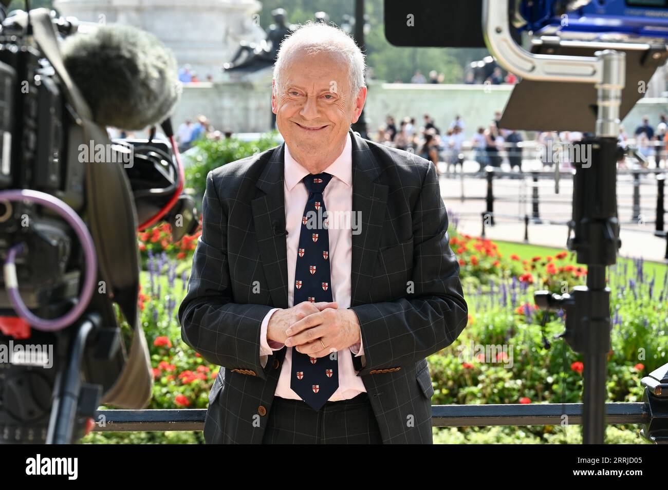 Londra, Regno Unito. Il portavoce reale Gyles Brandreth è stato intervistato dalla Media zone.il primo anniversario della morte della regina Elisabetta II, Buckingham Palace, Londra. Le commemorazioni erano di scarsa importanza con re Carlo, che è a Balmoral, che oggi non ha preso parte ad alcun impegno ufficiale. Crediti: michael melia/Alamy Live News Foto Stock