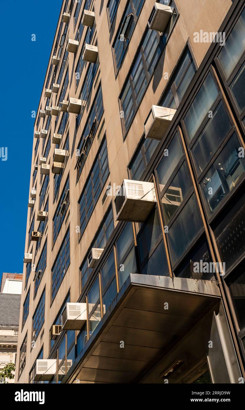 I condizionatori d'aria per finestre spuntano dalle finestre dell'Hunter College nel quartiere Upper East Side di New York venerdì 1 settembre 2023. © Richard B. Levine) Foto Stock