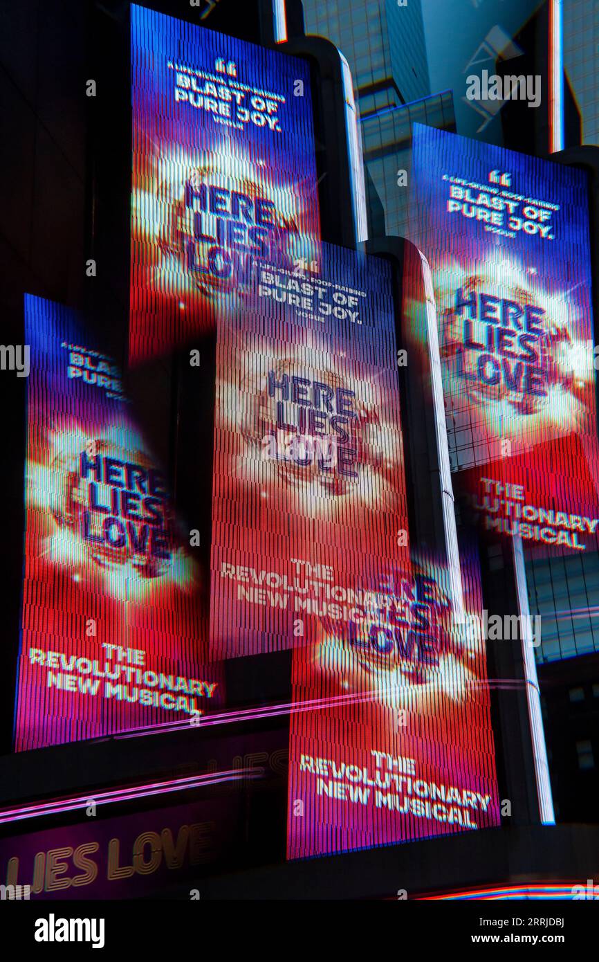 Il tendone del Broadway Theatre di Broadway a New York promuove le esibizioni di ÒHere Lies LoveÓ, un musical di David Byrne e Fatboy Slim, visto mercoledì 6 settembre 2023. (© Richard B. Levine) fotografato con un filtro prisma. Foto Stock