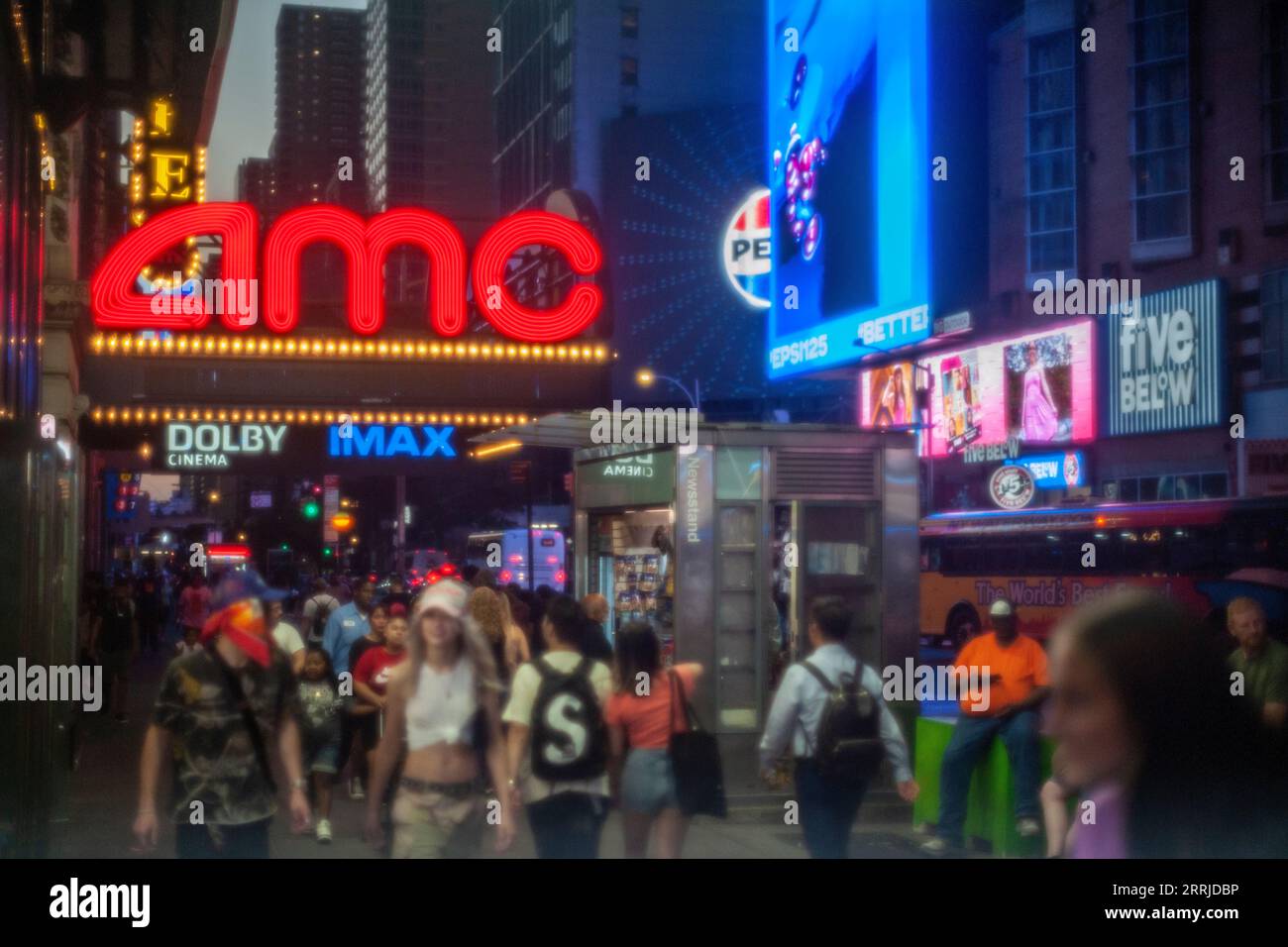 The AMC Empire 25 Cinemas in Times Square a New York mercoledì 6 settembre 2023. Le azioni di AMC Entertainment sono diminuite dopo che la società ha annunciato l'intenzione di vendere 40 milioni di nuove azioni per raccogliere fondi. (© Richard B. Levine) Foto Stock