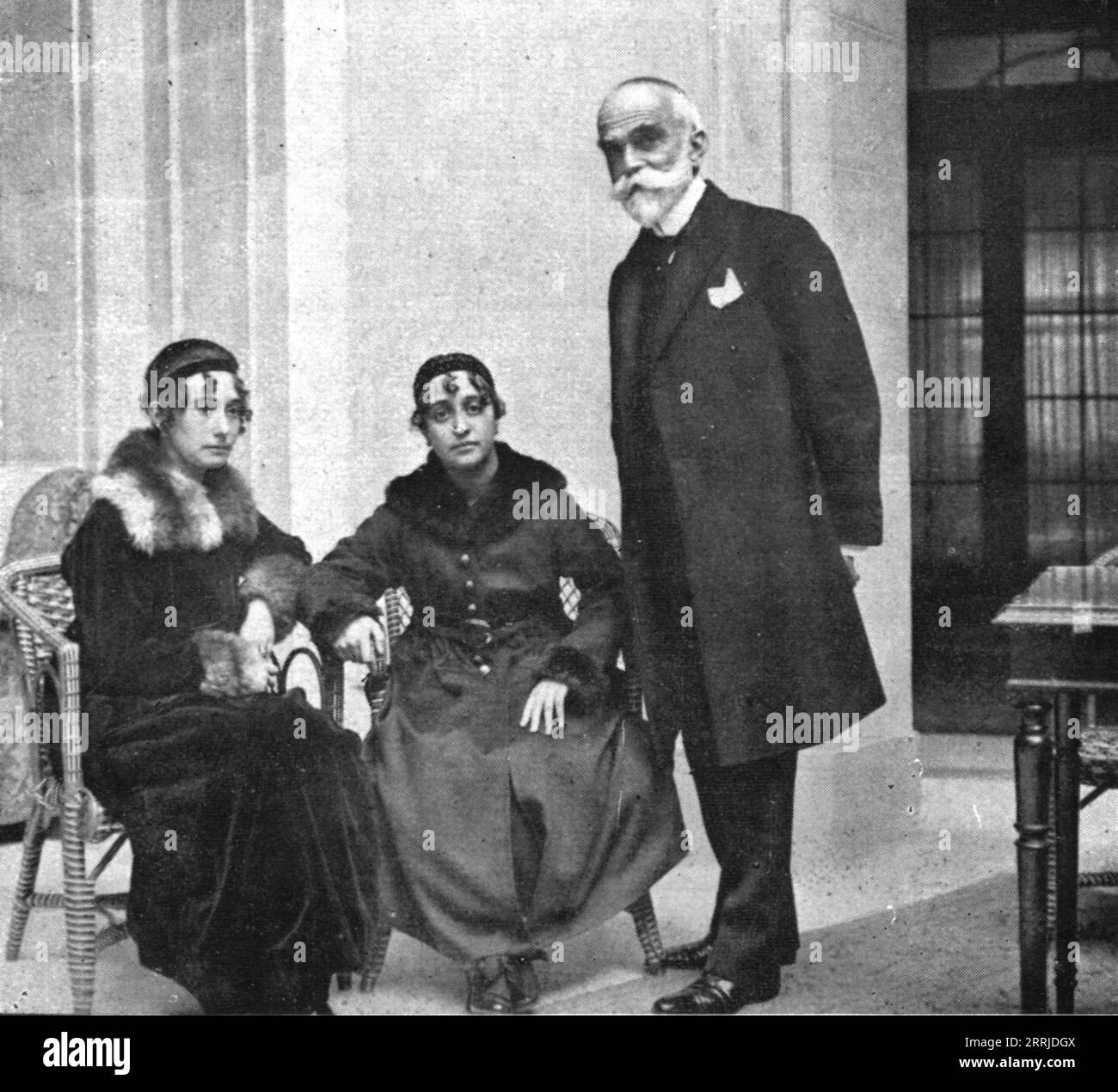 "Colpo di stato in Portogallo; in attesa di esilio: Il dottor Bernardino Machado, rovesciato il presidente della Repubblica portoghese, mentre si recava a Madrid; con lui, le sue figlie”, 1917. Da "l'album de la Guerre 1914-1919, volume 2" [l'Illustration, Paris, 1924]. Foto Stock