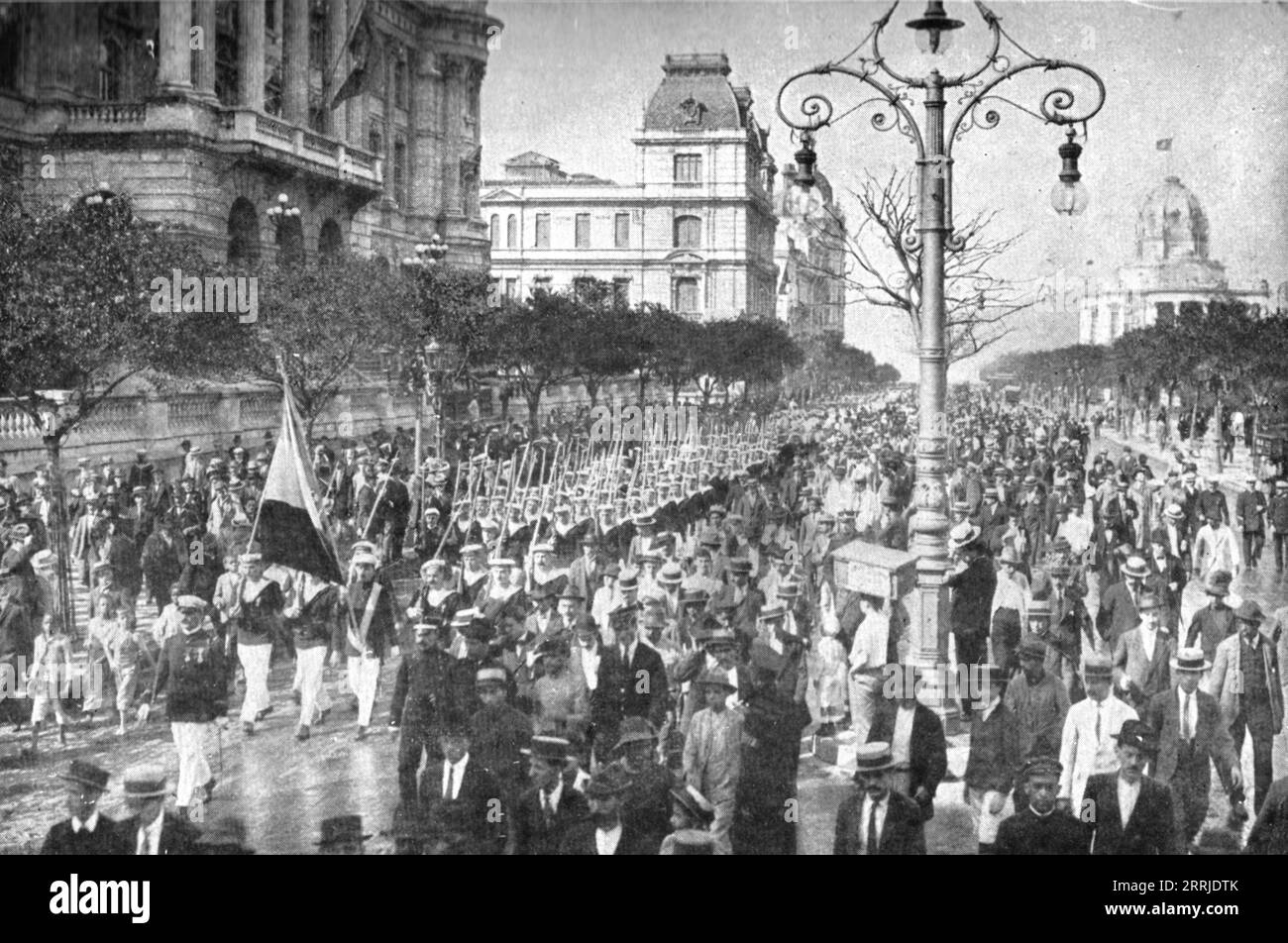 "America Latina contro la Germania; 14 luglio 1917, a Rio de Janeiro: Una sfilata di marinai dell'incrociatore francese "Marseillaise"; portare la bandiera che è stata appena offerta loro dalla colonia francese", 1917. Da "l'album de la Guerre 1914-1919, volume 2" [l'Illustration, Paris, 1924]. Foto Stock