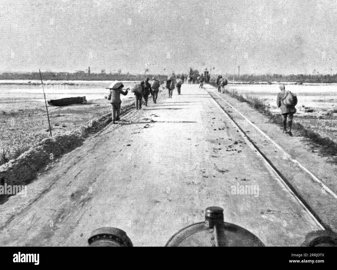 "Le ore buie d'Italia; uno dei ponti del Tagliamento durante il ritiro, 31 ottobre 1917", 1917. Da "l'album de la Guerre 1914-1919, volume 2" [l'Illustration, Paris, 1924]. Foto Stock