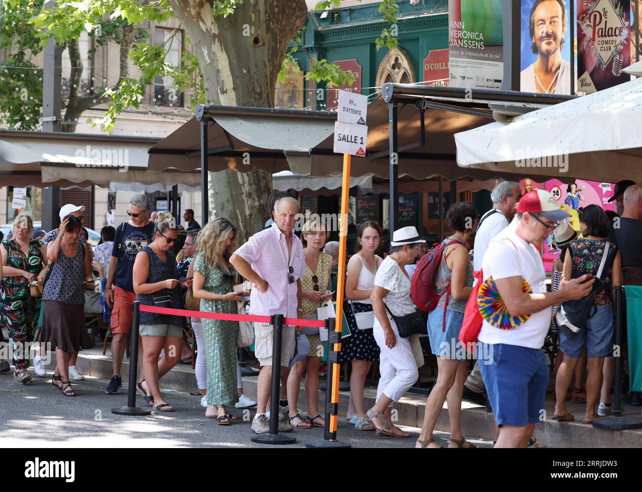 220720 -- AVIGNONE, 20 luglio 2022 -- le persone si mettono in fila fuori da un teatro durante il 76° Festival d Avignone ad Avignone, Francia, 19 luglio 2022. Il festival, creato nel 1947 dal regista francese Jean Vilar, è uno degli eventi di arti dello spettacolo contemporanee più importanti al mondo. FRANCIA-AVIGNONE-FESTIVAL D AVIGNONE GaoxJing PUBLICATIONxNOTxINxCHN Foto Stock