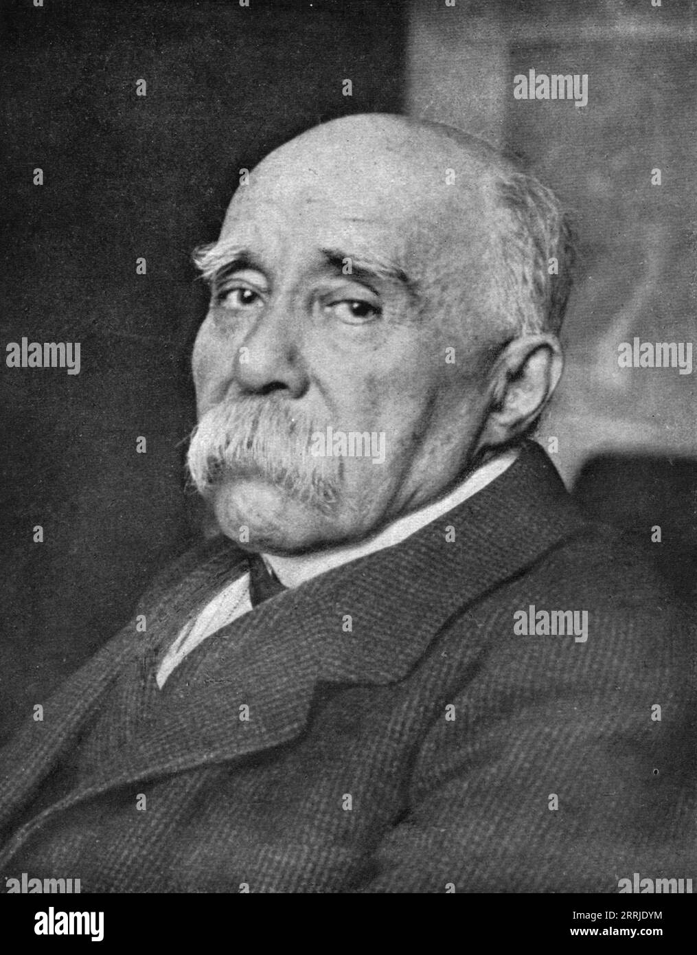 "Clemenceau; M.Georges Clemenceau, capo del governo francese, 16 novembre 1917, Photograph, the 19th, al Ministero della Guerra, 1917. Da "l'album de la Guerre 1914-1919, volume 2" [l'Illustration, Paris , 1924]. Foto Stock