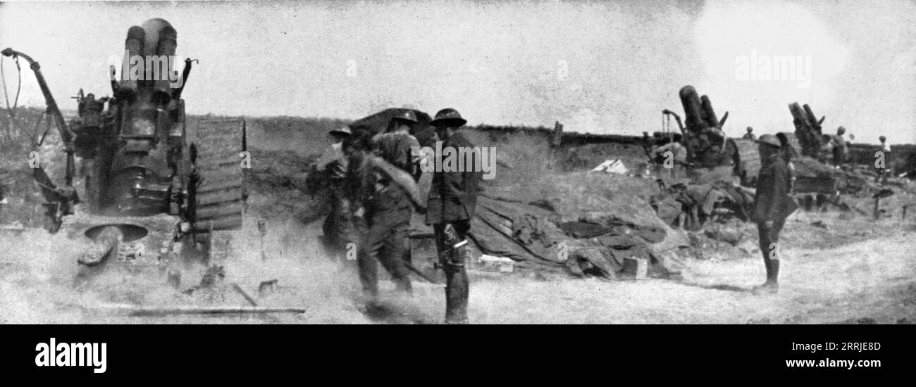 Attacco inglese del 31 luglio 1917; Una batteria di grandi obici in azione, 1917. Da "l'album de la Guerre 1914-1919, volume 2" [l'Illustration, Paris, 1924]. Foto Stock
