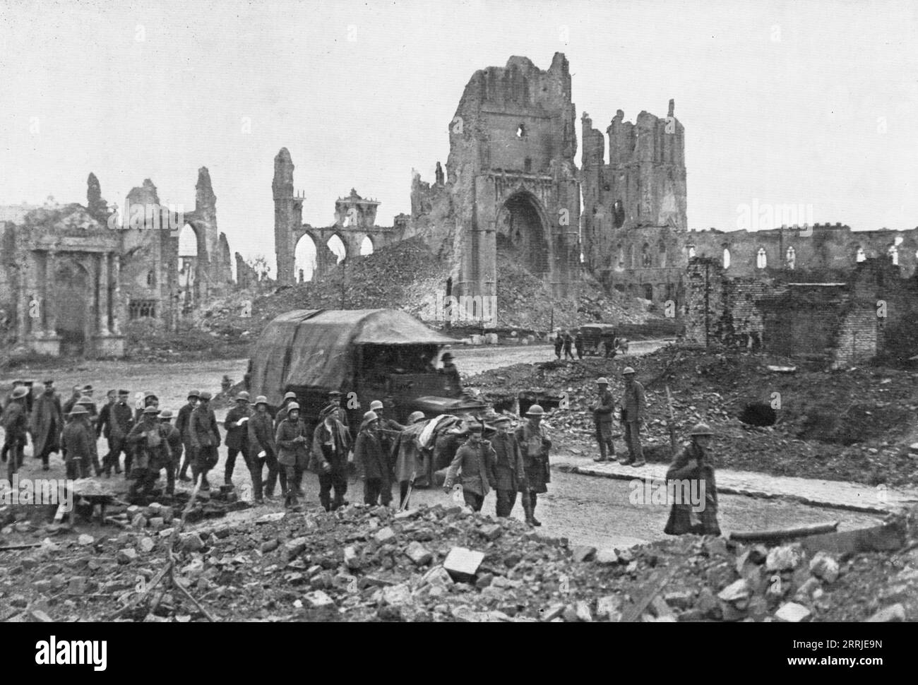 "The British Push into Flanders; after the Combat of the Menin Road: A Convoy of Prisoners cross Ypres-la-morte", 1917. Da "l'album de la Guerre 1914-1919, volume 2" [l'Illustration, Paris, 1924]. Foto Stock