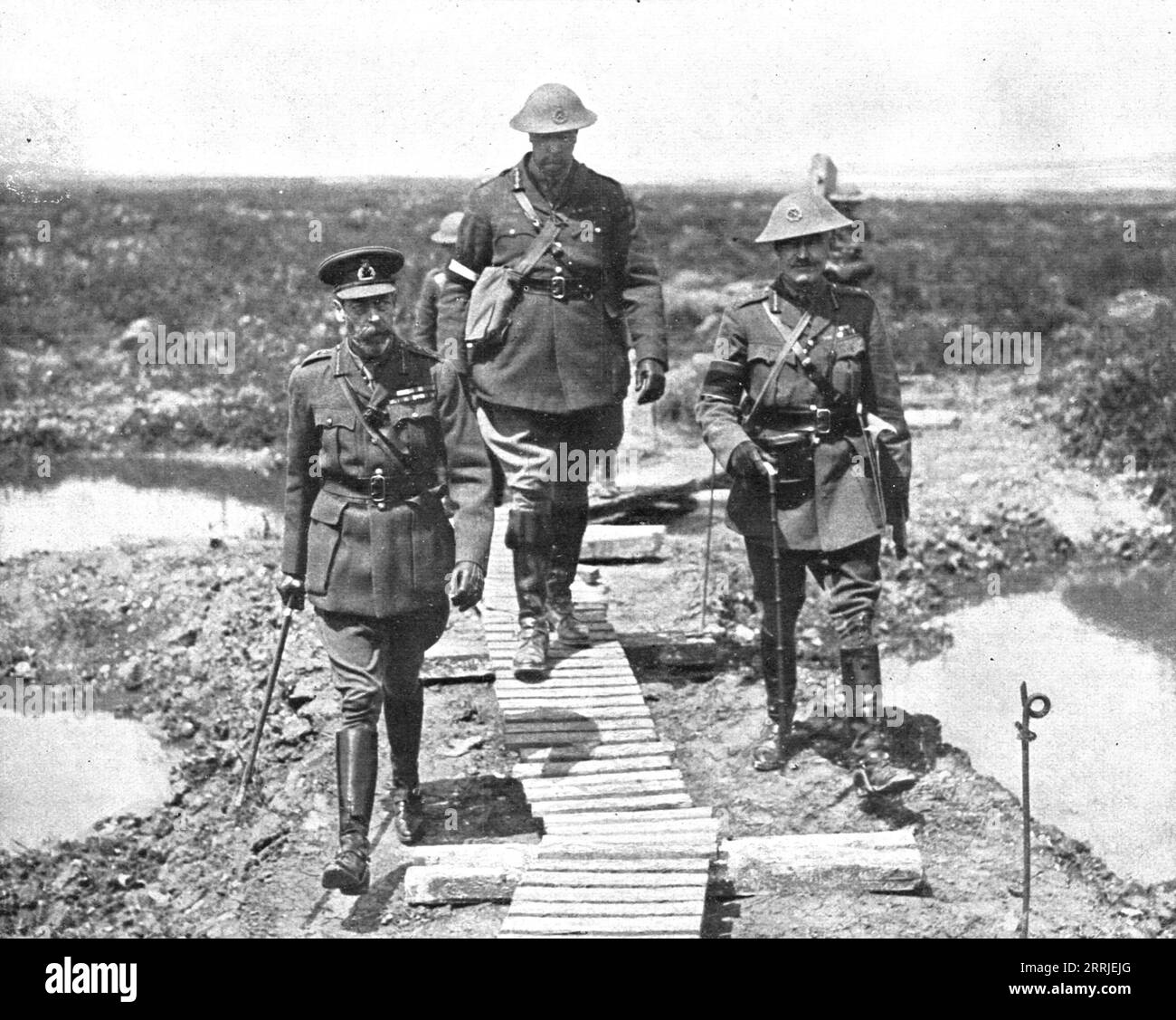 Cattura di Messines Ridge; re Giorgio V, con il generale canadese Currie alla sua sinistra, a terra conquistata a Vimy e Messines nel 1917. Da "l'album de la Guerre 1914-1919, volume 2" [l'Illustration, Paris, 1924 ]. Foto Stock