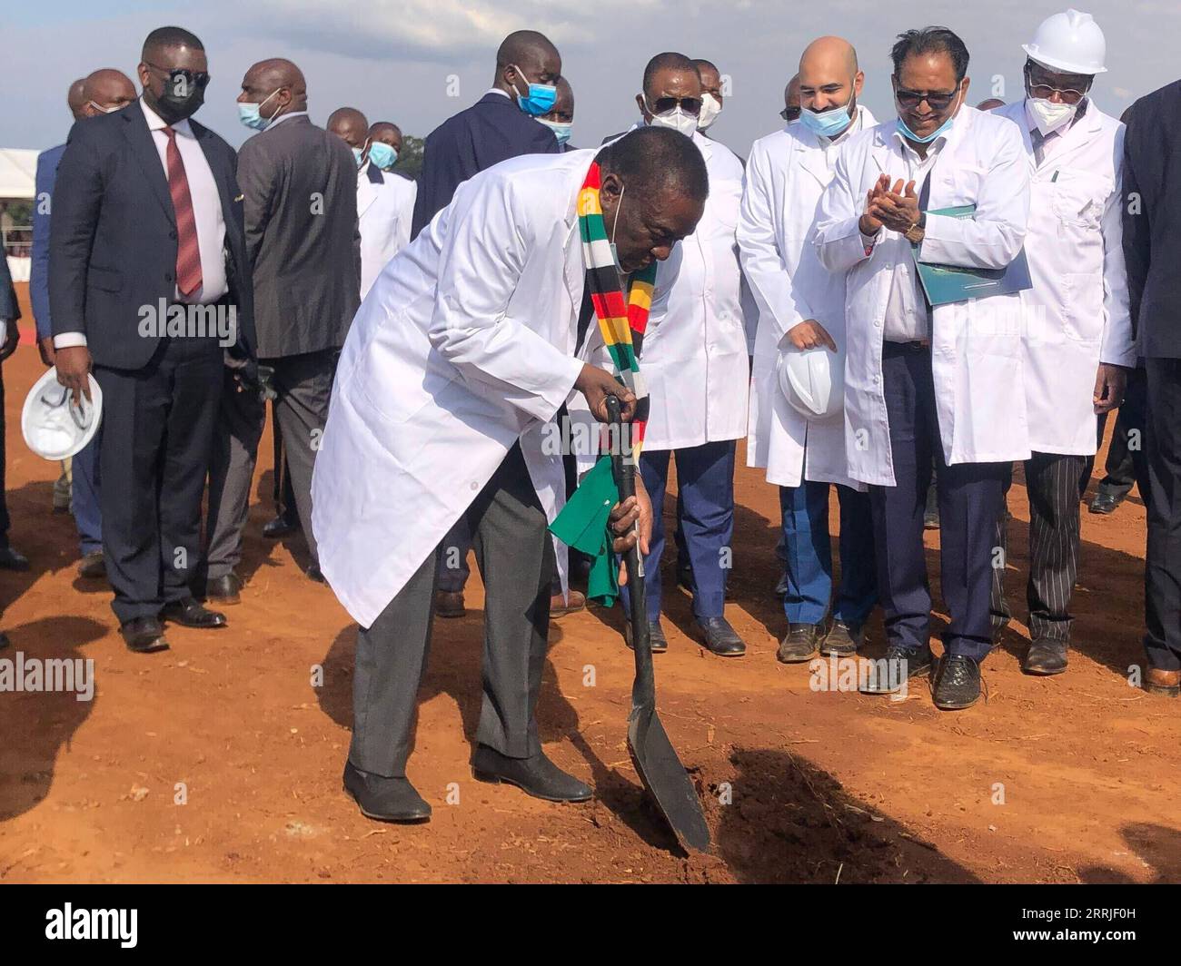 220720 -- MOUNT HAMPDEN ZIMBABWE, 20 luglio 2022 -- il presidente dello Zimbabwe Emmerson Mnangagwa Front partecipa alla cerimonia ufficiale di sviluppo di una nuova infrastruttura chiamata Cyber City a Mount Hampden, Mashonaland West Province, Zimbabwe, il 20 luglio 2022. La Cyber City, che sarà costruita su 2,5 milioni di metri quadrati di terreno, vedrà la costruzione di spazi per uffici all'avanguardia, spazi residenziali di fascia alta, centri commerciali, strutture ricreative e una delle torri più alte in Africa. ZIMBABWE-MOUNT HAMPDEN-CYBER CITY-RIVOLUZIONARIO TAFARAXMUGWARA PUBLICATIONXNOTXINXC Foto Stock