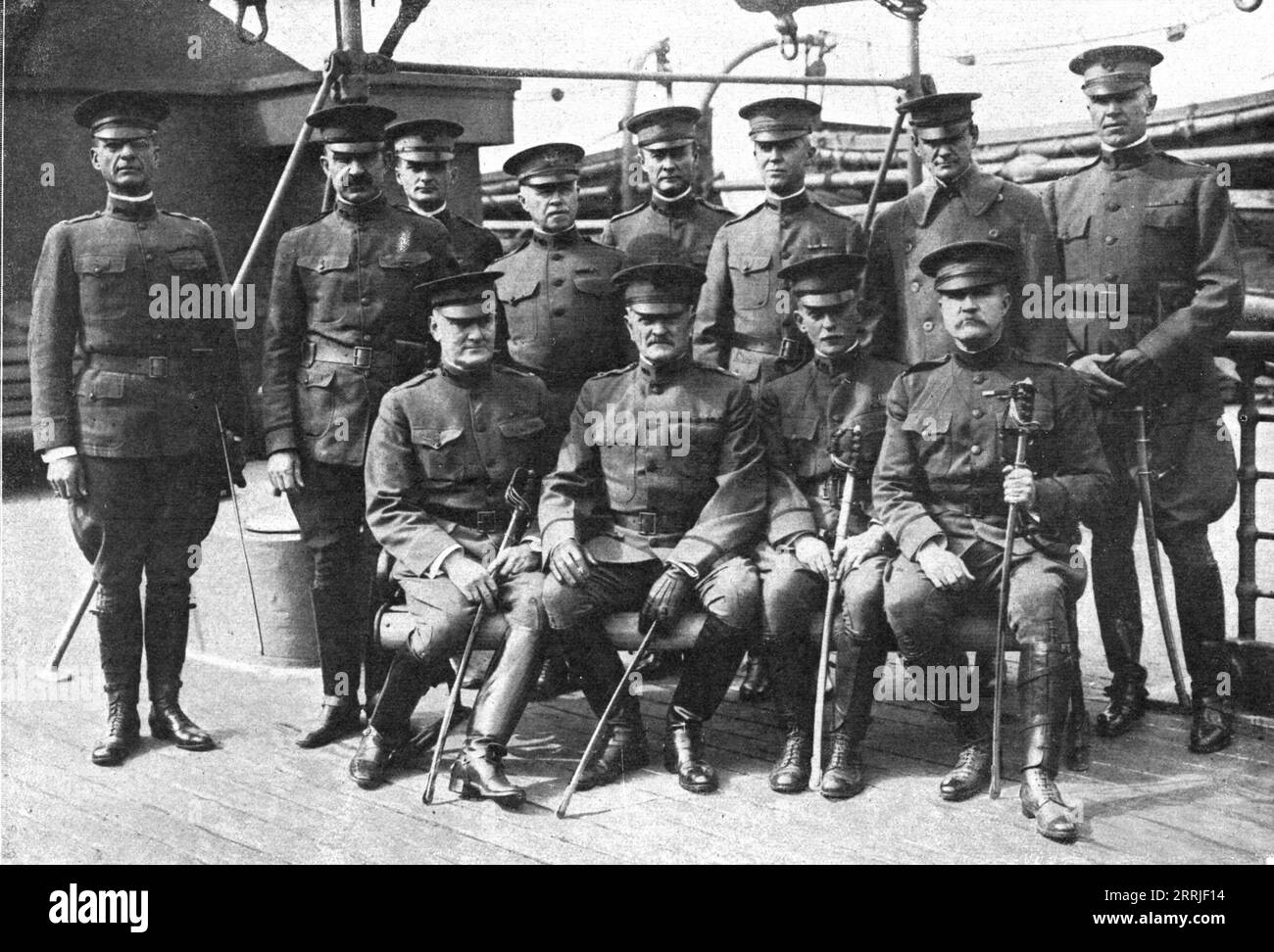 '<<Freres Dans la Meme cause>>; in rotta pour la France: le General Pershing, commandant en chef des troupes americaines qui seront dirigees sur le front francais et son etat-major, a Bord du Transport Invicta qui les amene en Europe', 1917. Prima guerra mondiale: "Fratelli nella stessa causa"; in viaggio verso la Francia: Il generale Pershing, comandante in capo delle truppe americane sul fronte francese, e il suo staff, a bordo del trasporto Invicta che li porta in Europa. Da "l'album de la Guerre 1914-1919, volume 2" [l'Illustration, Paris, 1924]. Foto Stock