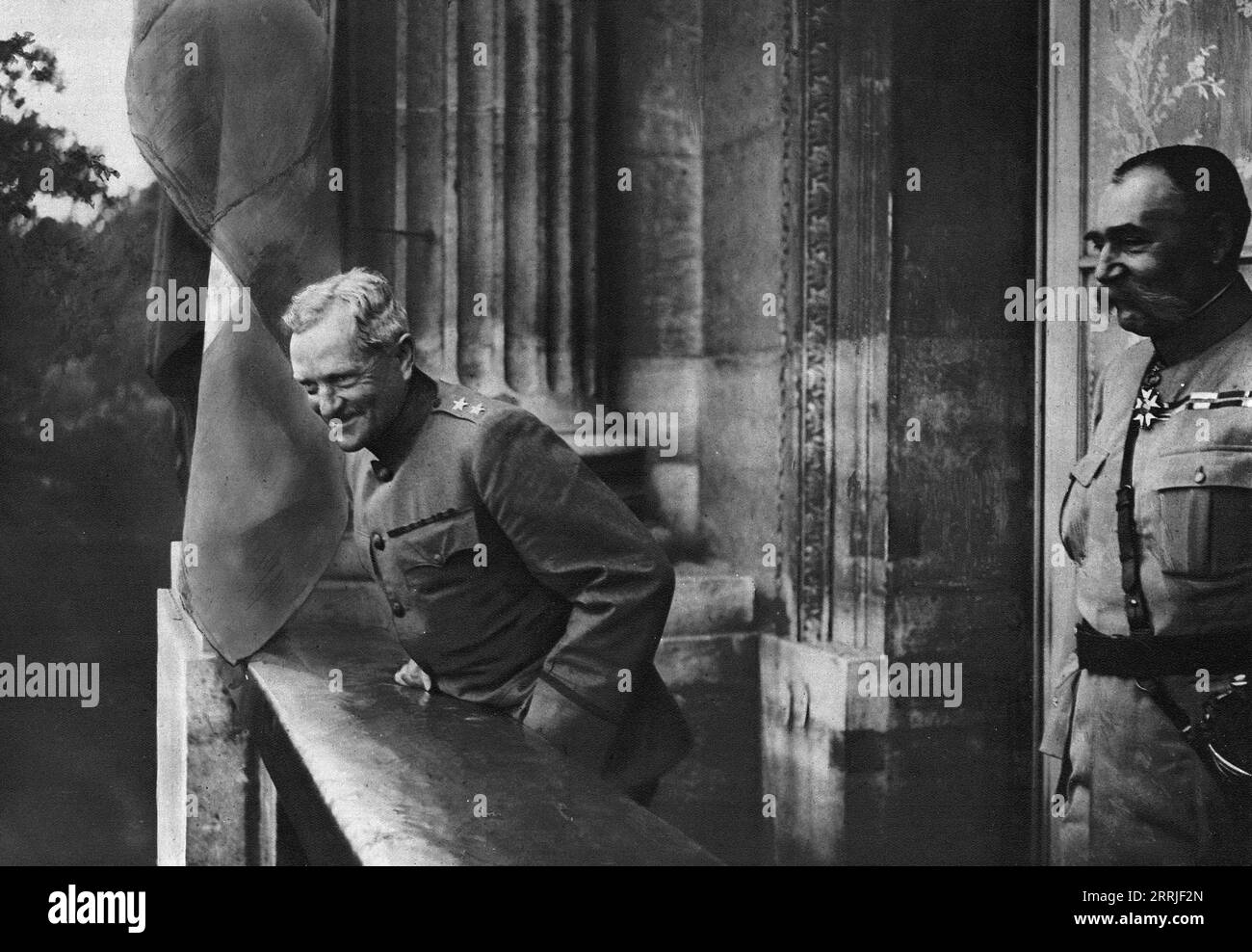 "Les ovations de Paris; Au balcon de l'hotel Crillon, Place de la Concorde, le General Pershing remercie d'un sourire la population parisienne qui l'acclame; aupres de lui, le General Pelletier", 1917. Prima guerra mondiale: Il generale Pershing è accolto a Parigi; sul balcone dell'Hotel Crillon, Place de la Concorde, il generale Pershing ringrazia la popolazione parigina che lo ha accolto così calorosamente; il generale Pelletier sulla destra. Da "l'album de la Guerre 1914-1919, volume 2" [l'Illustration, Paris, 1924]. Foto Stock