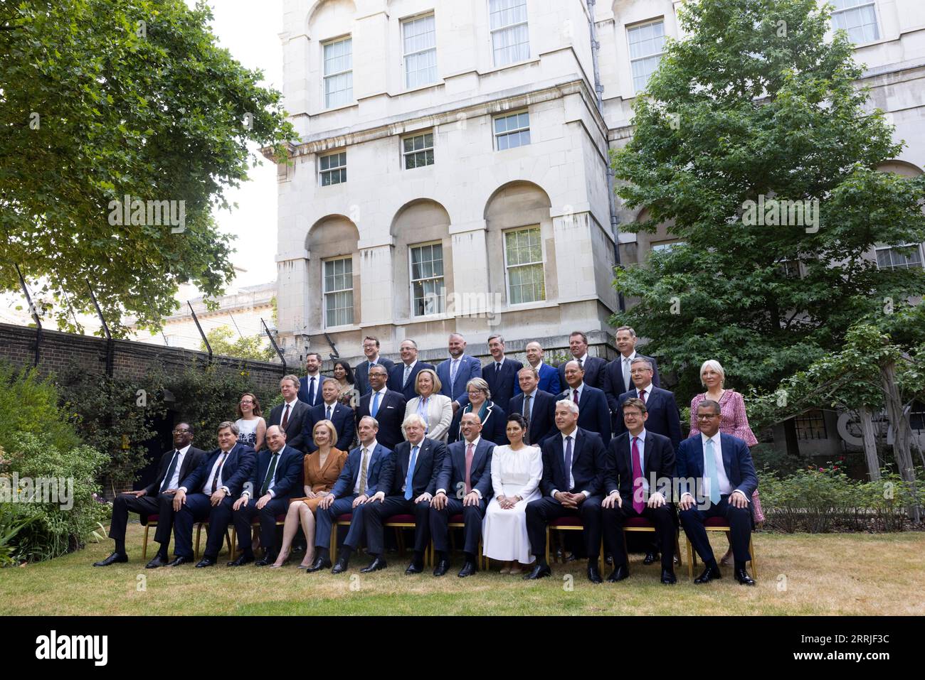 220720 -- LONDRA, 20 luglio 2022 -- il primo ministro britannico uscente Boris Johnson C, davanti e membri del Gabinetto posano per una foto di gruppo nel giardino di 10 Downing Street a Londra, Gran Bretagna, 19 luglio 2022. /Handout via Xinhua BRITAIN-LONDON-BORIS JOHNSON-ULTIMA RIUNIONE DI GABINETTO SimonxDawson/No.x10xDowningxStreet PUBLICATIONxNOTxINxCHN Foto Stock