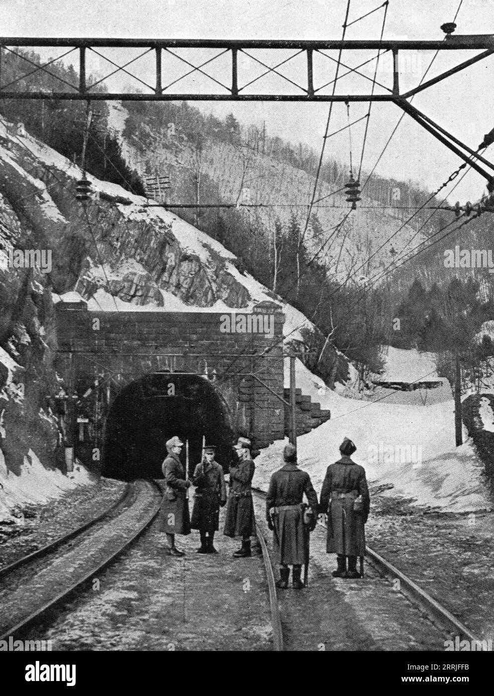 "L'Etat de Guerre aux Etats-Unis; Premiers aspects de l'etat de guerre: les voies ferr&#xe9;es et travaux d'art sont gard&#xe9;s; la releve des sentinelles a l'entr&#xe9;e d'un tunnel dans les Massachusetts", 1917. USA: Prima guerra mondiale - ferrovie e opere d'arte sono protette; sentinelle sono sollevate all'ingresso di un tunnel nel Massachusetts. Da "l'album de la Guerre 1914-1919, volume 1" [l'Illustration, Paris, 1924]. Foto Stock