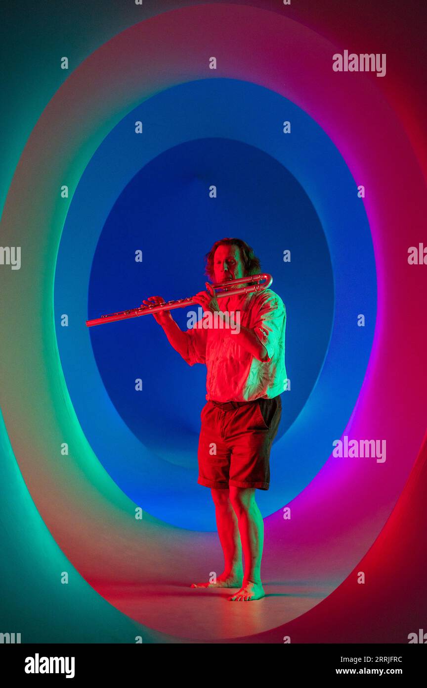 Londra, Regno Unito. 8 settembre 2023. Simon Desorgher suona il suo flauto - Eye Music Trust presenta il suo Colourscape Festival su Clapham Common nel suo nuovo progetto da camera "Festival Two" Colourscape del 70. Il festival della musica e della danza si svolge dal 9 al 17 settembre. Crediti: Guy Bell/Alamy Live News Foto Stock