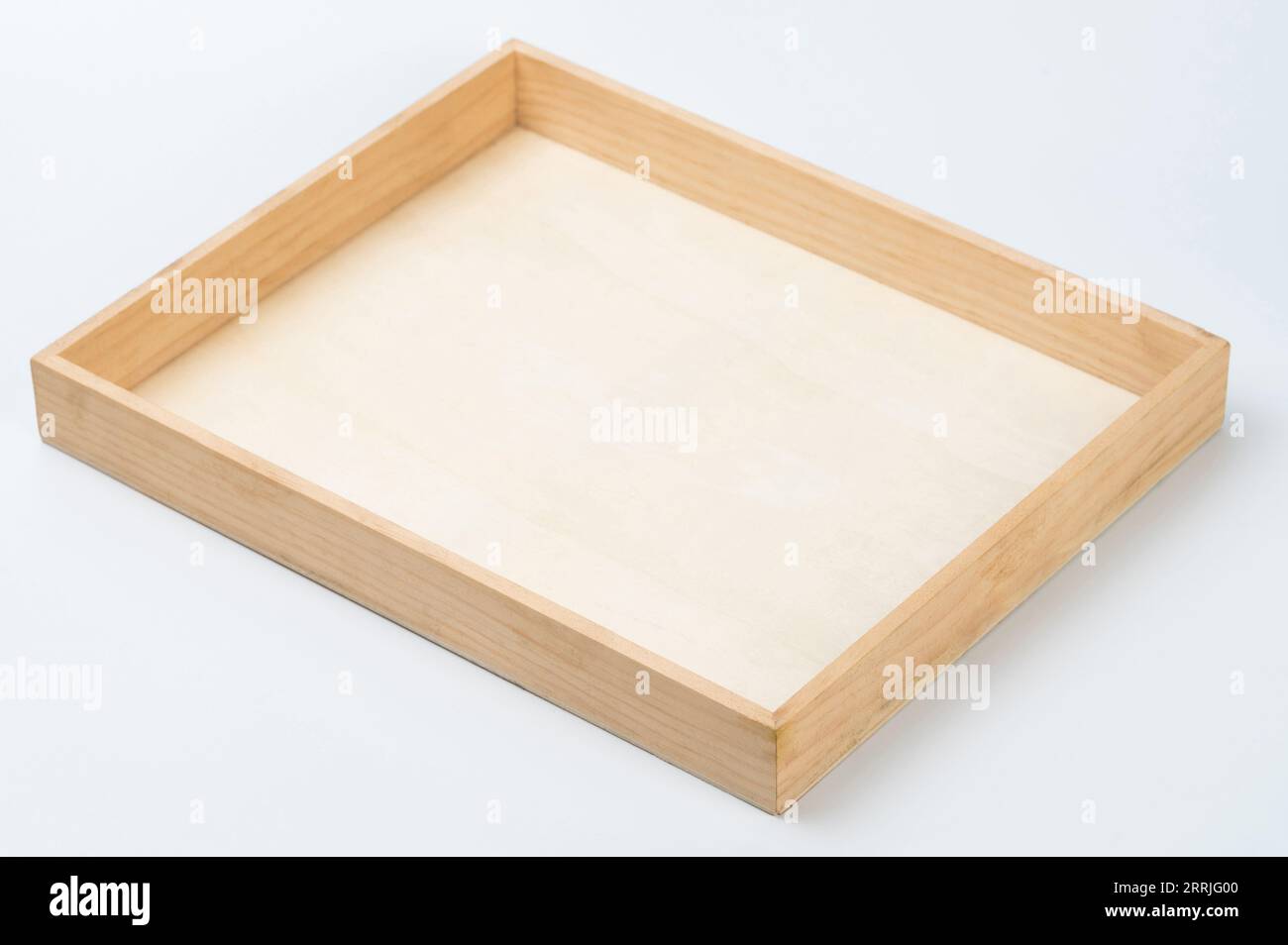 Vista prospettica della cassa in legno aperta isolata su sfondo bianco dello studio Foto Stock