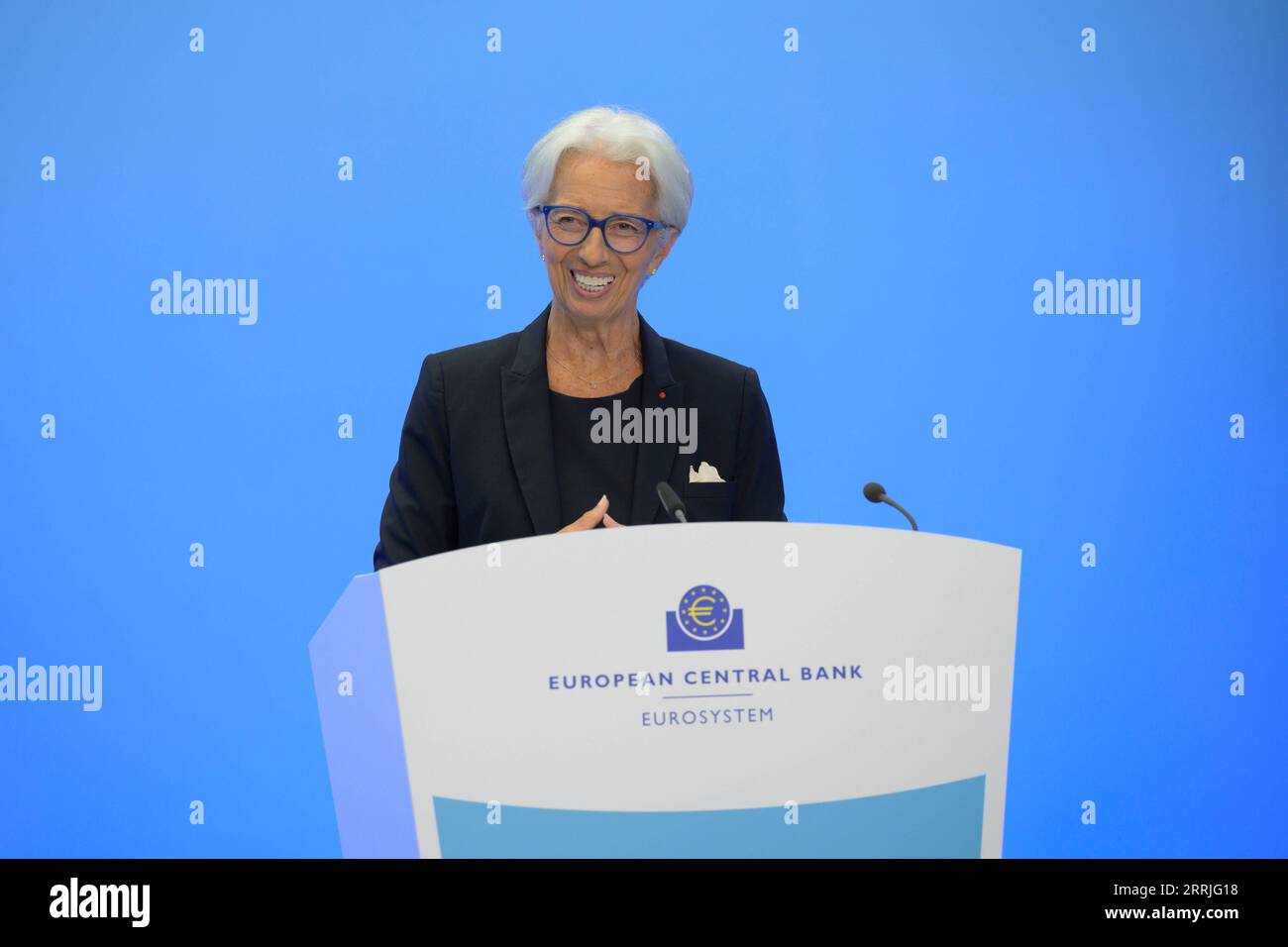 News Themen der Woche KW29 News Bilder des Tages 220721 -- FRANCOFORTE, 21 luglio 2022 -- il presidente della Banca centrale europea Christine Lagarde parla durante una conferenza stampa a Francoforte, in Germania, il 21 luglio 2022. Giovedì, la Banca centrale europea ha aumentato i tassi di interesse chiave di 50 punti base, il primo aumento dal 2011, nel tentativo di normalizzare le sue politiche monetarie. /Handout via Xinhua GERMANY-FRANKFURT--KEY INTEREST RATES-RISE ECB PUBLICATIONxNOTxINxCHN Foto Stock