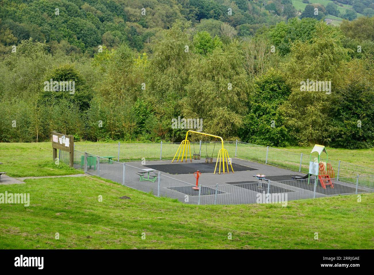 Area giochi per bambini a Birch vale, Derbyshire Foto Stock