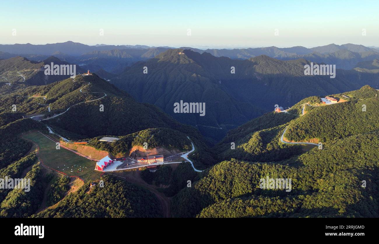 220723 -- HANZHONG, 23 luglio 2022 -- foto aerea scattata il 23 luglio 2022 mostra il paesaggio dell'area panoramica di Longtoushan a Hanzhong, nella provincia dello Shaanxi della Cina nord-occidentale. CHINA-SHAANXI-HANZHONG-PAESAGGIO ESTIVO CN TAOXMING PUBLICATIONXNOTXINXCHN Foto Stock