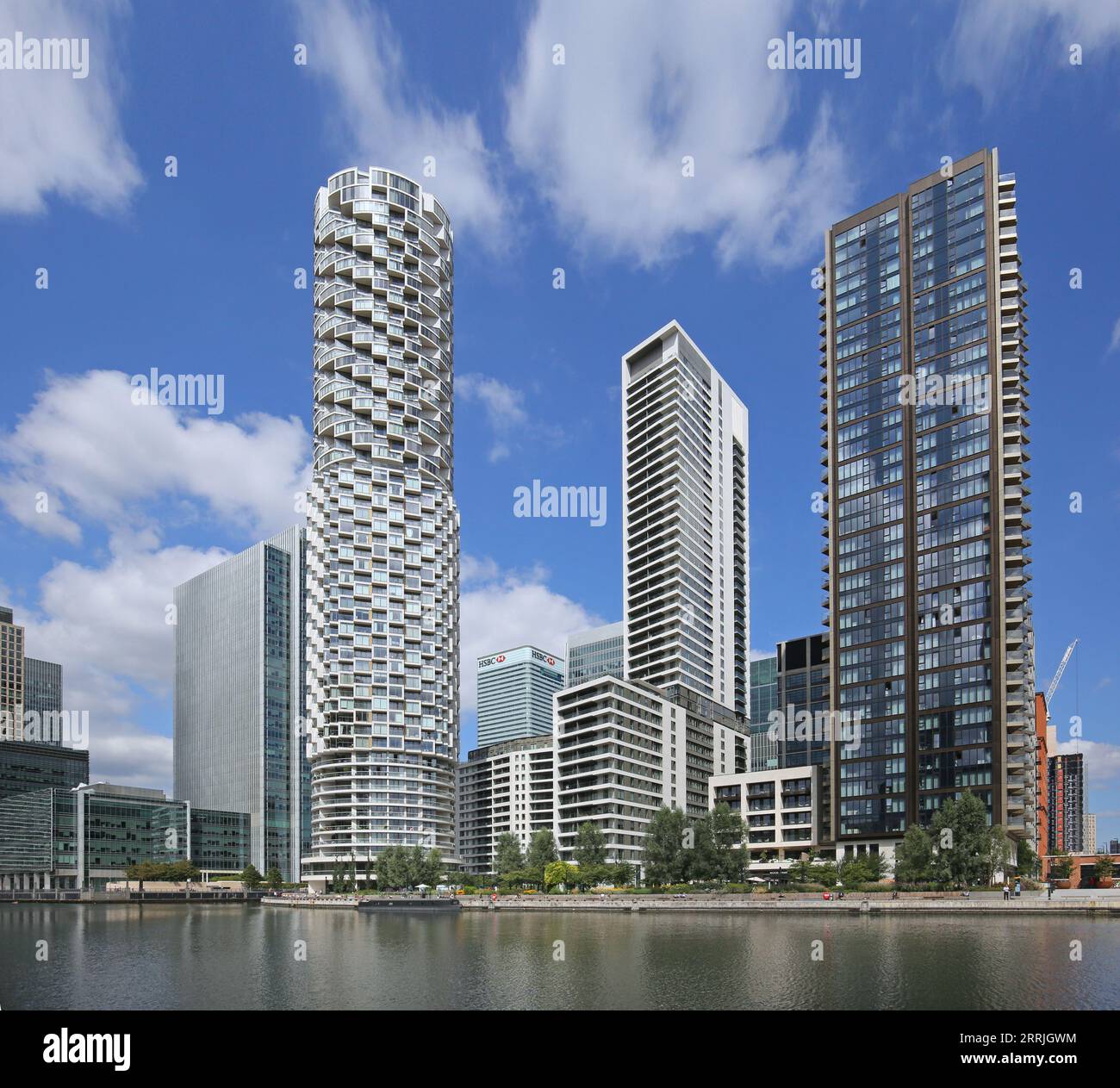 One Park Drive (centro a sinistra), la nuova torre residenziale circolare a Canary Wharf, Londra, Regno Unito, realizzata da Herzog de Meuron Architects Foto Stock
