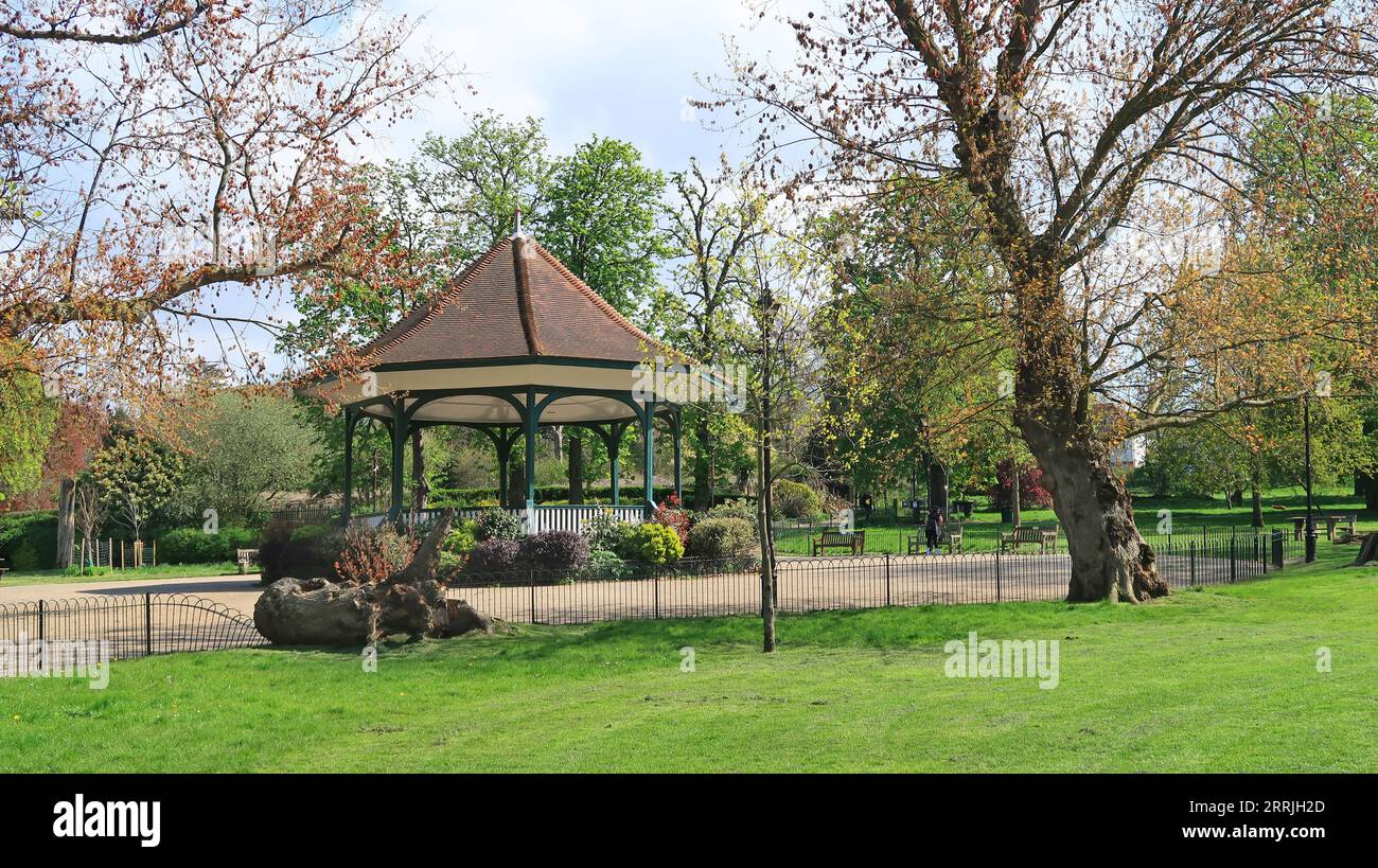 Ruskin Park, Londra SE15. Parco paesaggistico e giardini al confine tra i quartieri di Lambeth e Southwark. Mostra la tribuna vittoriana. Foto Stock