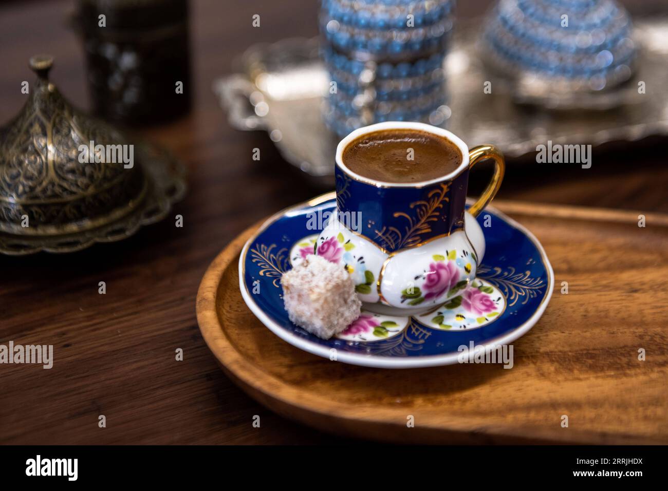 220724 -- KUNMING, 24 luglio 2022 -- la foto scattata l'11 luglio 2022 mostra una serie di caffè turco tradizionale al Tulip Turkish Cafe Bar di Kunming, nella provincia dello Yunnan nel sud-ovest della Cina. DA FARE attraverso la Cina: La strada degli stranieri a Kunming vede gli affari rimbalzare indietro CINA-YUNNAN-KUNMING-STRANIERI STREET-BUSINESS CN CaoxMengyao PUBLICATIONxNOTxINxCHN Foto Stock