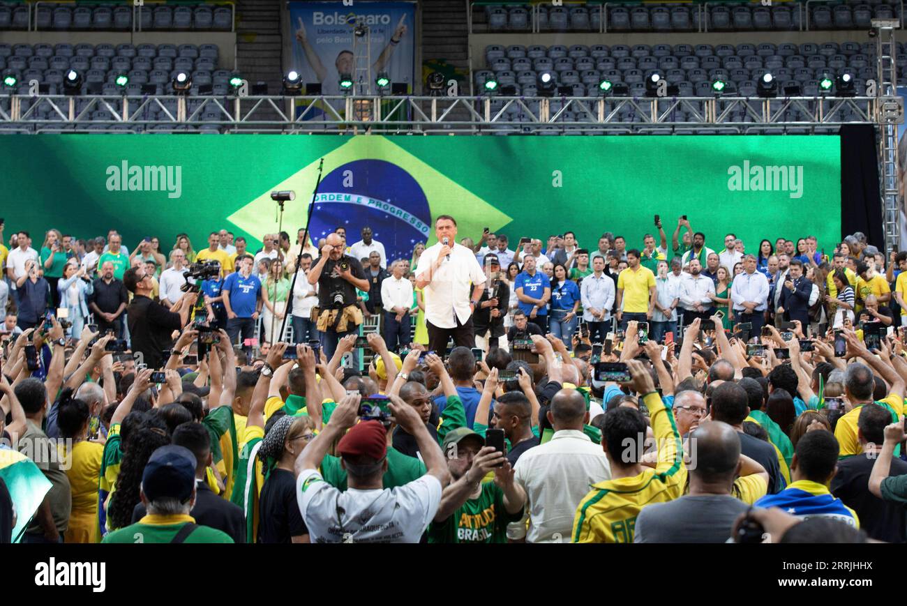 220725 -- RIO DE JANEIRO, 25 luglio 2022 -- il presidente brasiliano Jair Bolsonaro C partecipa a una manifestazione elettorale a Rio de Janeiro, in Brasile, il 24 luglio 2022. Domenica il presidente brasiliano Jair Bolsonaro ha annunciato ufficialmente la sua intenzione di cercare la rielezione e ha nominato Walter Souza Braga netto, ex ministro della difesa brasiliano, come suo previsto vice presidente. BRASILE-RIO DE JANEIRO-BOLSONARO-RIELEZIONE-CANDIDATURA WANGXTIANCONG PUBLICATIONXNOTXINXCHN Foto Stock