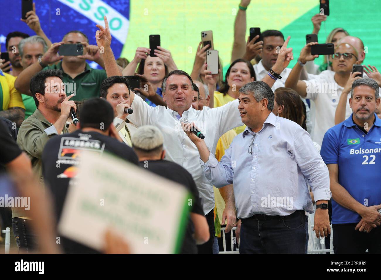 220725 -- RIO DE JANEIRO, 25 luglio 2022 -- il presidente brasiliano Jair Bolsonaro C partecipa a una manifestazione elettorale a Rio de Janeiro, in Brasile, il 24 luglio 2022. Domenica il presidente brasiliano Jair Bolsonaro ha annunciato ufficialmente la sua intenzione di cercare la rielezione e ha nominato Walter Souza Braga netto, ex ministro della difesa brasiliano, come suo previsto vice presidente. BRASILE-RIO DE JANEIRO-BOLSONARO-RIELEZIONE-CANDIDATURA WANGXTIANCONG PUBLICATIONXNOTXINXCHN Foto Stock