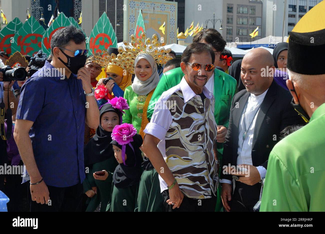 220725 -- BANDAR SERI BEGAWAN, 25 luglio 2022 -- il sultano del Brunei Haji Hassanal Bolkiah 2nd L, il fronte partecipa a un evento di incontro e saluto a Bandar seri Begawan, Brunei, 24 luglio 2022. Il Brunei ha tenuto un evento di incontro e di saluto al sultano Haji Hassanal Bolkiah e ad altri membri della famiglia reale nel sito storico di Taman Haji Sir Muda Omar Ali Saifuddien nella capitale domenica. Foto di /Xinhua BRUNEI-BANDAR SERI BEGAWAN-ROYAL COMPLEANNO-EVENTO JeffreyxWong PUBLICATIONxNOTxINxCHN Foto Stock
