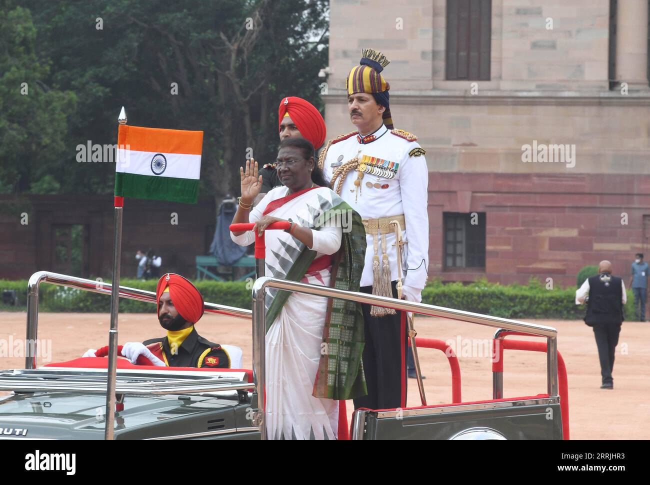 220725 -- NUOVA DELHI, 25 luglio 2022 -- il neo-eletto presidente indiano Droupadi Murmu si è rivolto alle persone al Palazzo presidenziale indiano di nuova Delhi, in India, il 25 luglio 2022. Droupadi Murmu ha prestato giuramento come quindicesimo presidente dell'India lunedì. Murmu è così diventata la prima donna tribale ad essere eletta al massimo posto costituzionale del paese. Foto di /Xinhua INDIA-NUOVA DELHI-NUOVO PRESIDENTE ParthaxSarkar PUBLICATIONxNOTxINxCHN Foto Stock