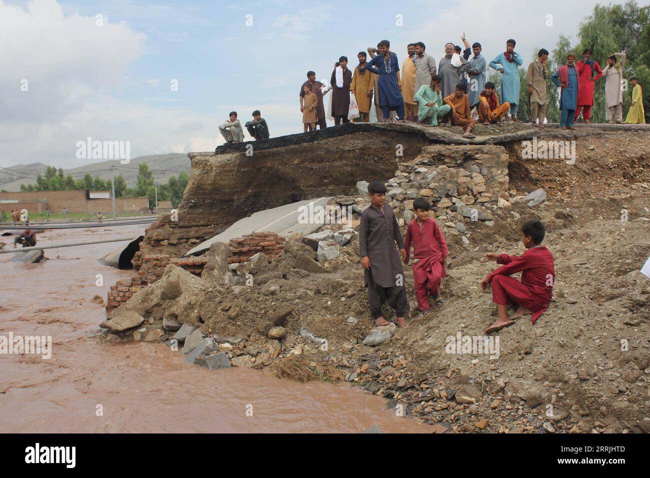 220725 -- NANGARHAR, 25 luglio 2022 -- persone sono viste nell'area colpita dalle inondazioni nella provincia di Nangarhar, Afghanistan, 24 luglio 2022. Almeno cinque persone sono rimaste uccise e altre 10 ferite nelle ultime inondazioni improvvise nella provincia orientale del paese di Nangarhar in ritardo domenica, l'ufficio del governatore provinciale ha detto lunedì. Foto di /Xinhua AFGHANISTAN-NANGARHAR-FLOOD AimalxZahir PUBLICATIONxNOTxINxCHN Foto Stock