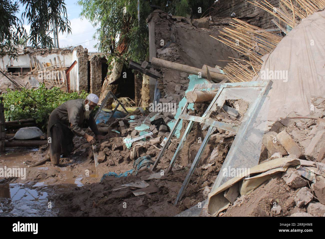 220725 -- NANGARHAR, 25 luglio 2022 -- Un uomo pulisce i detriti nell'area colpita dalle inondazioni nella provincia di Nangarhar, Afghanistan, 24 luglio 2022. Almeno cinque persone sono rimaste uccise e altre 10 ferite nelle ultime inondazioni improvvise nella provincia orientale del paese di Nangarhar in ritardo domenica, l'ufficio del governatore provinciale ha detto lunedì. Foto di /Xinhua AFGHANISTAN-NANGARHAR-FLOOD AimalxZahir PUBLICATIONxNOTxINxCHN Foto Stock