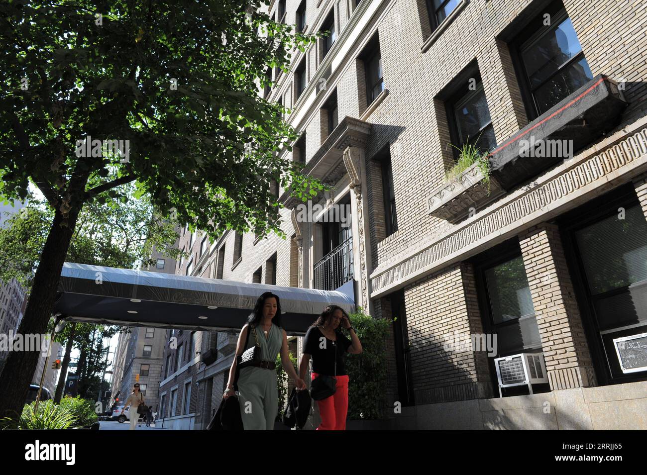 220725 -- NEW YORK, 25 luglio 2022 -- la gente cammina davanti a un edificio residenziale a Manhattan, New York, negli Stati Uniti, il 19 luglio 2022. Gli inquilini di New York stanno avendo difficoltà a trovare appartamenti o case a prezzi accessibili, in quanto il prezzo medio di affitto residenziale ha superato i 5.000 dollari americani nel quartiere di Manhattan per la prima volta. Foto di /Xinhua TO GO WITH Feature: I newyorkesi devono affittare da record a Manhattan U.S.-NEW YORK-MANHATTAN-RESIDENTIAL RENTAL PRICE-RISE EmmaxLi PUBLICATIONxNOTxINxCHN Foto Stock