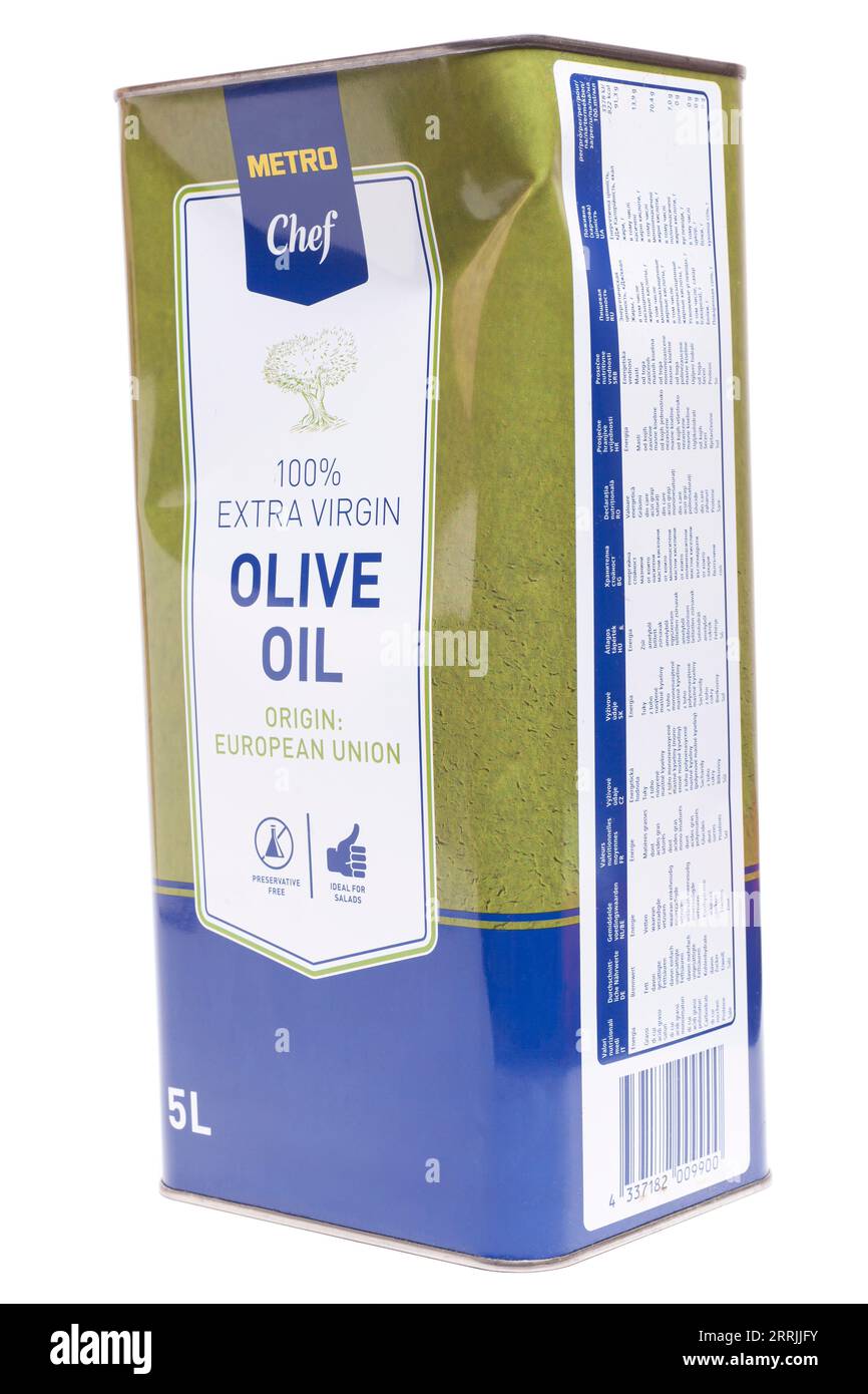 Mosca, Russia, 30 agosto 2023: Chef olio extravergine d'oliva non raffinato da 5 litri. Foto Stock