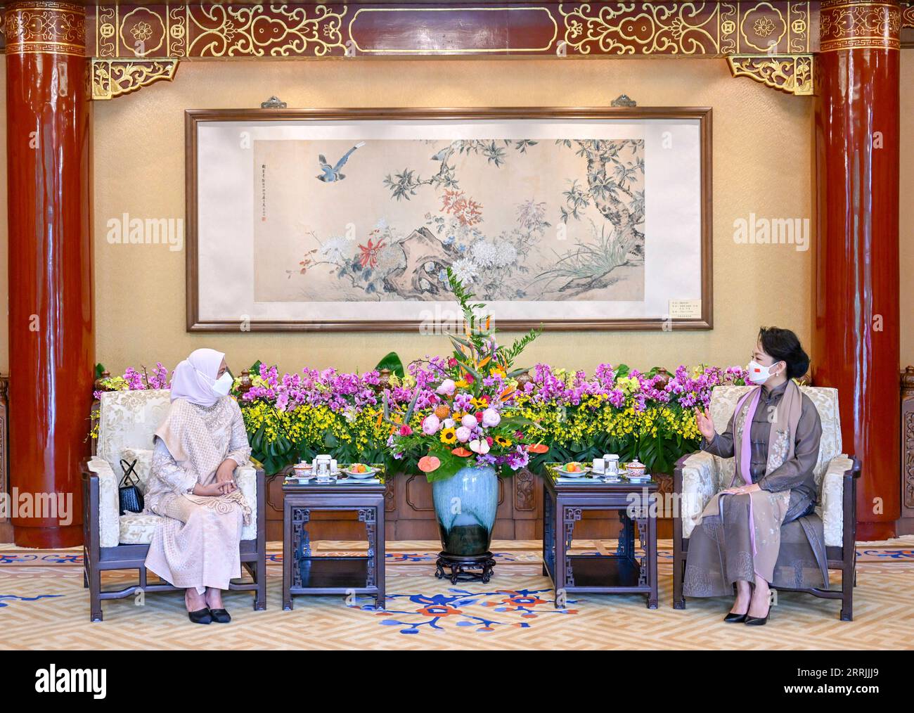 220726 -- PECHINO, 26 luglio 2022 -- Peng Liyuan, moglie del presidente cinese Xi Jinping, incontra la first lady indonesiana Iriana Joko Widodo a Pechino, capitale della Cina, 26 luglio 2022. CHINA-BEIJING-PENG LIYUAN-INDONESIA-FIRST LADY-MEETING CN XIEXHUANCHI PUBLICATIONXNOTXINXCHN Foto Stock