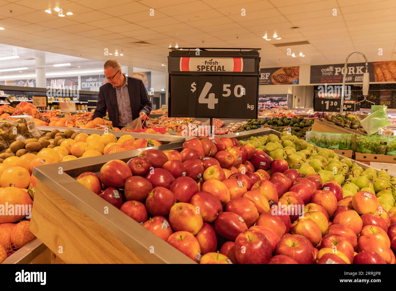 220727 -- CANBERRA, 27 luglio 2022 -- la gente compra verdure e frutta in un supermercato a Canberra, Australia, 27 luglio 2022. L'Australia ha registrato il suo tasso di inflazione più alto in più di 20 anni, con i consumatori che pagano di più per tutto. Secondo i dati pubblicati mercoledì dall'Australian Bureau of Statistics ABS, l'indice dei prezzi al consumo è aumentato del 1,8% nel trimestre di giugno e del 6,1% negli ultimi 12 mesi. Si tratta della cifra più alta dal 2001 e del secondo aumento trimestrale più elevato dall'introduzione della tassa sui beni e servizi GST nel 2000. Foto di /Xinhua AUSTRALIA Foto Stock